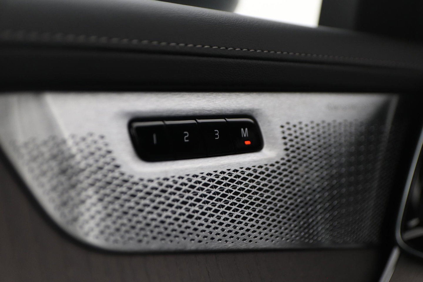 Volvo XC90 T8 Plug-in hybrid Ultra Dark | Bowers&Wilkins | Luchtvering | Massage | 22 Inch | Trekhaak | Head-Up