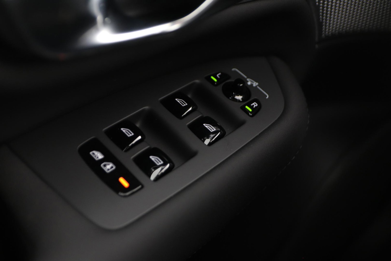 Volvo XC90 T8 Plug-in hybrid Ultra Dark | Bowers&Wilkins | Luchtvering | Massage | 22 Inch | Trekhaak | Head-Up