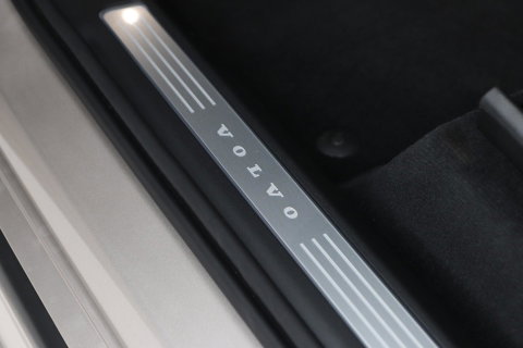 Volvo XC90 T8 Plug-in hybrid Ultra Dark | Bowers&Wilkins | Luchtvering | Massage | 22 Inch | Trekhaak | Head-Up