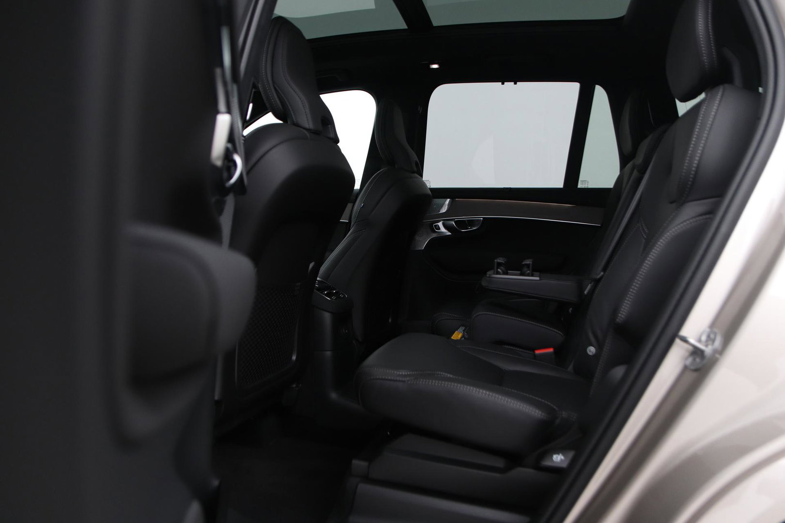 Volvo XC90 T8 Plug-in hybrid Ultra Dark | Bowers&Wilkins | Luchtvering | Massage | 22 Inch | Trekhaak | Head-Up