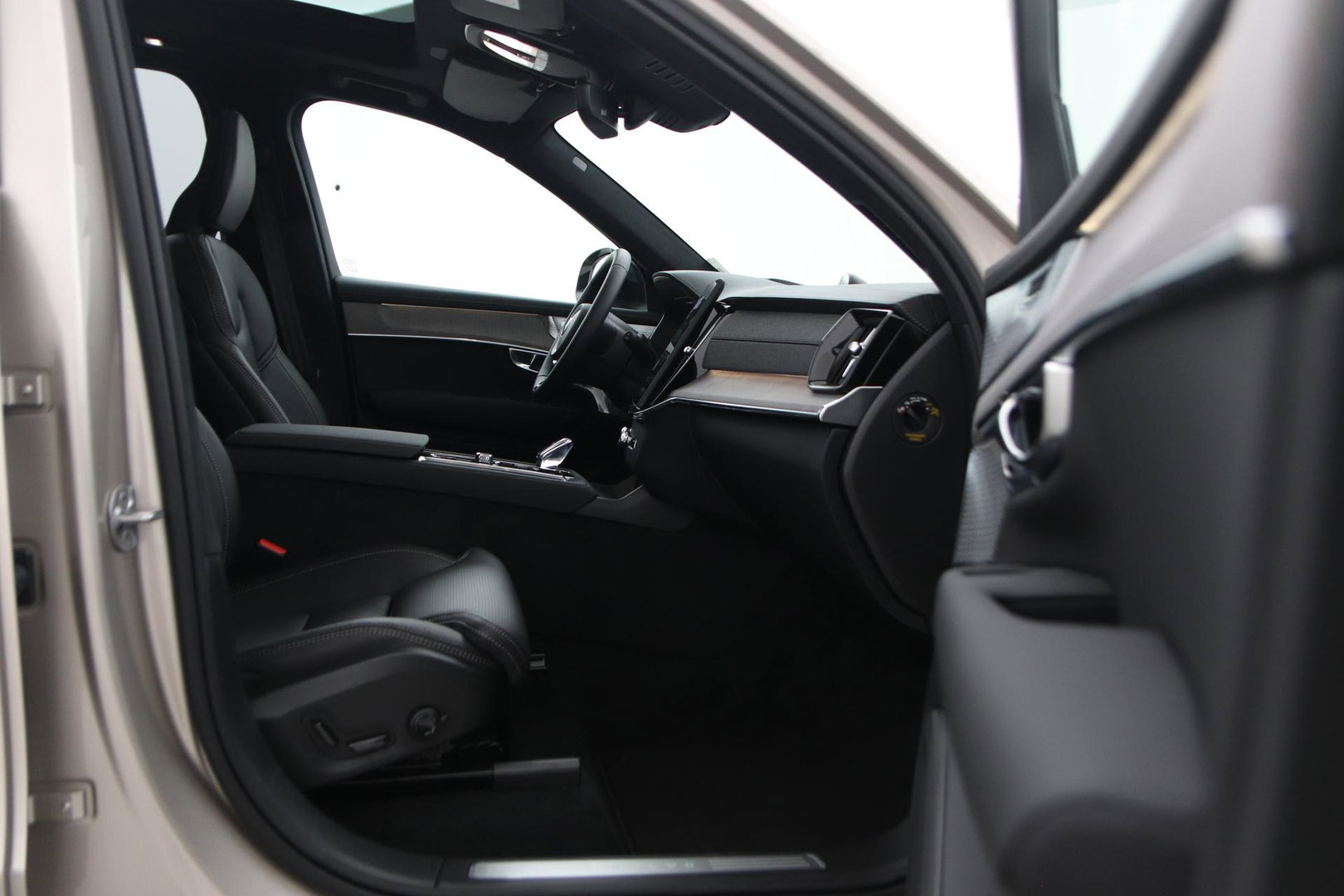 Volvo XC90 T8 Plug-in hybrid Ultra Dark | Bowers&Wilkins | Luchtvering | Massage | 22 Inch | Trekhaak | Head-Up