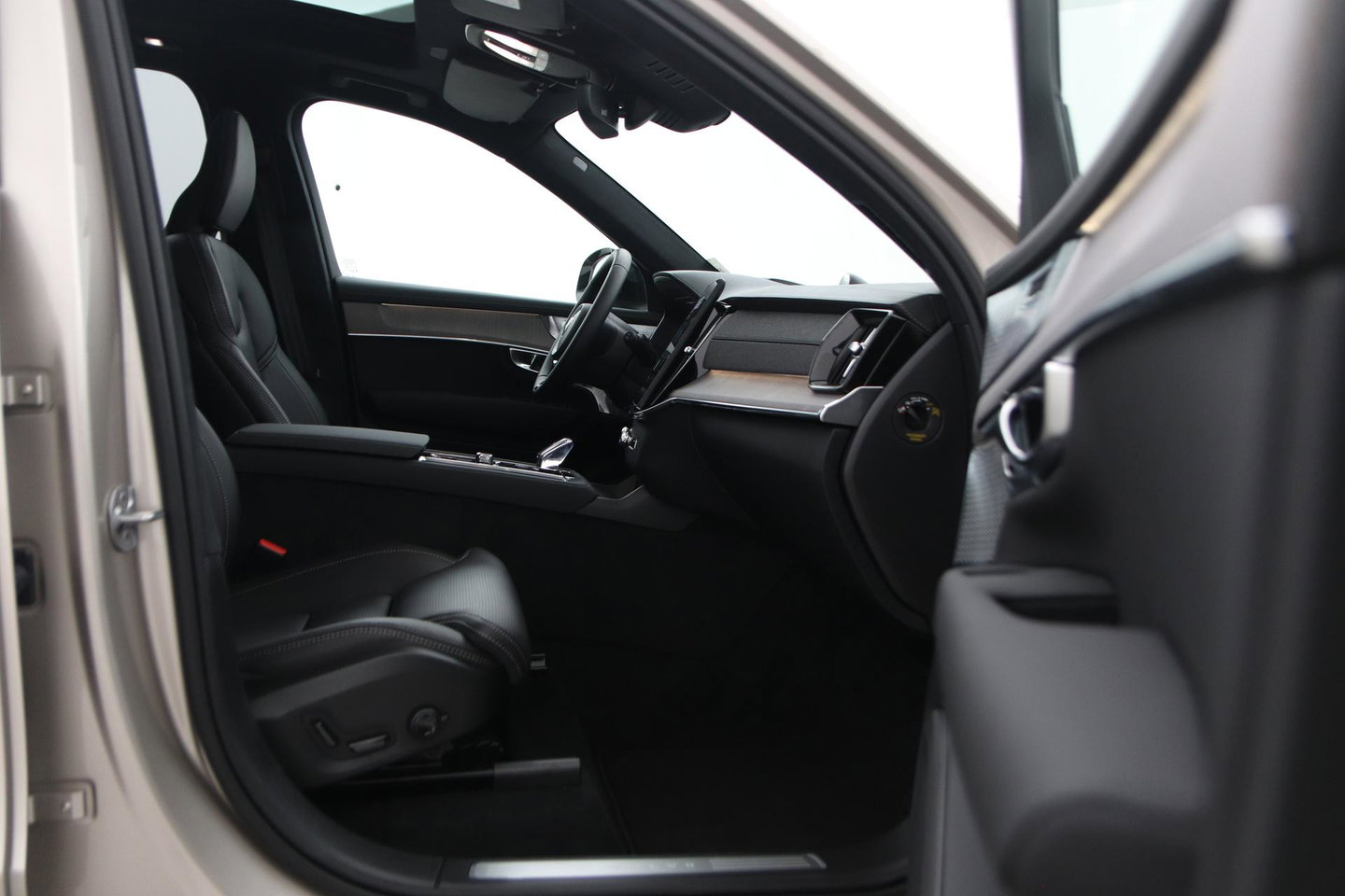 Volvo XC90 T8 Plug-in hybrid Ultra Dark | Bowers&Wilkins | Luchtvering | Massage | 22 Inch | Trekhaak | Head-Up