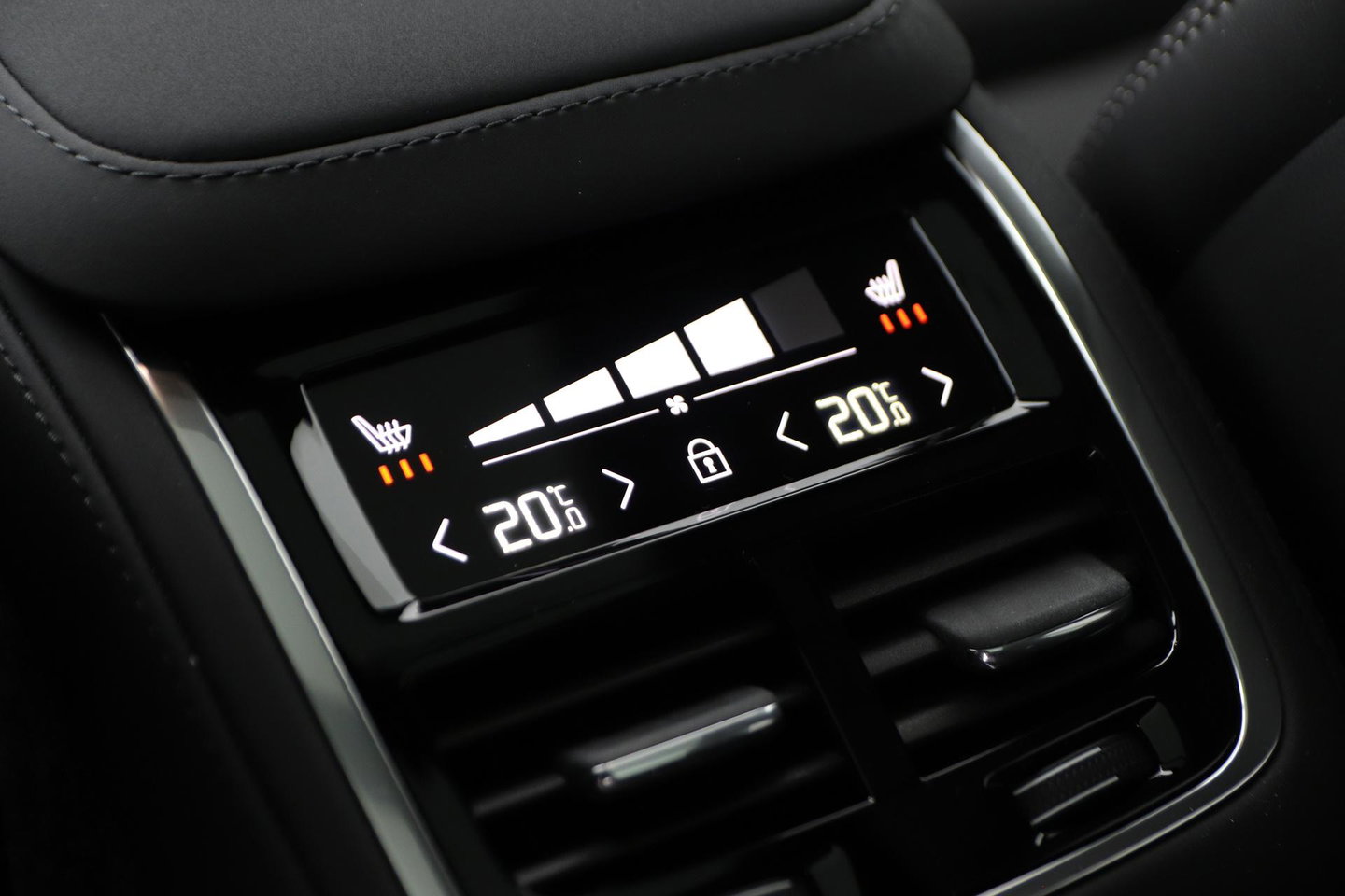 Volvo XC90 T8 Plug-in hybrid Ultra Dark | Bowers&Wilkins | Luchtvering | Massage | 22 Inch | Trekhaak | Head-Up