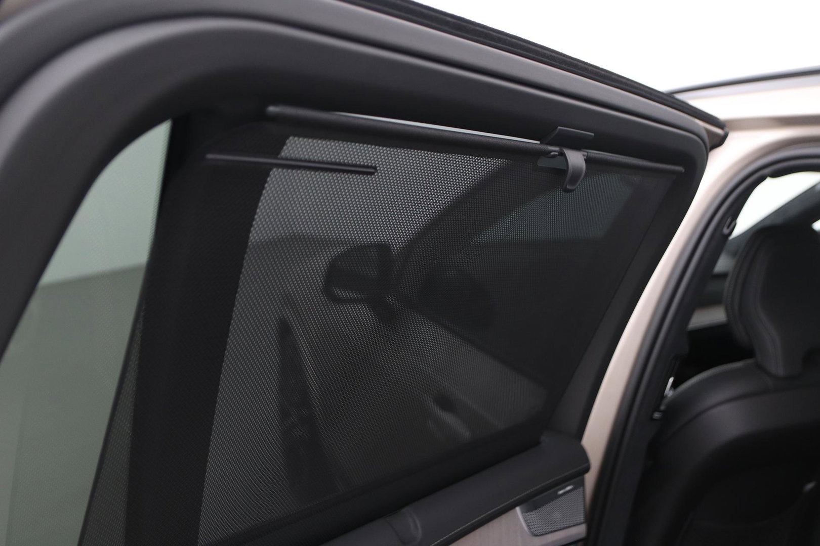 Volvo XC90 T8 Plug-in hybrid Ultra Dark | Bowers&Wilkins | Luchtvering | Massage | 22 Inch | Trekhaak | Head-Up