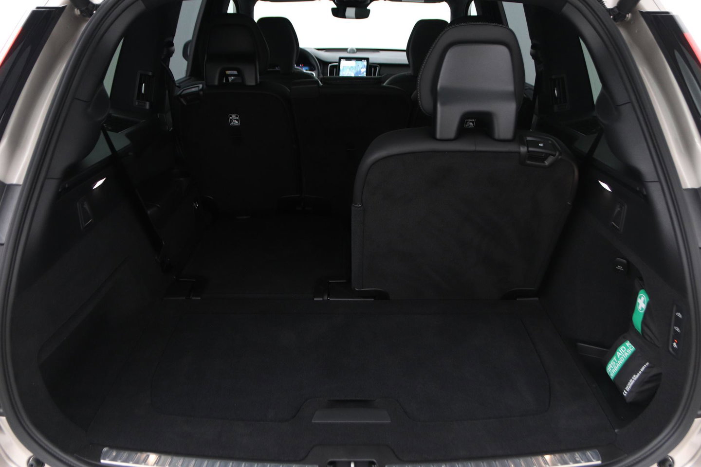Volvo XC90 T8 Plug-in hybrid Ultra Dark | Bowers&Wilkins | Luchtvering | Massage | 22 Inch | Trekhaak | Head-Up