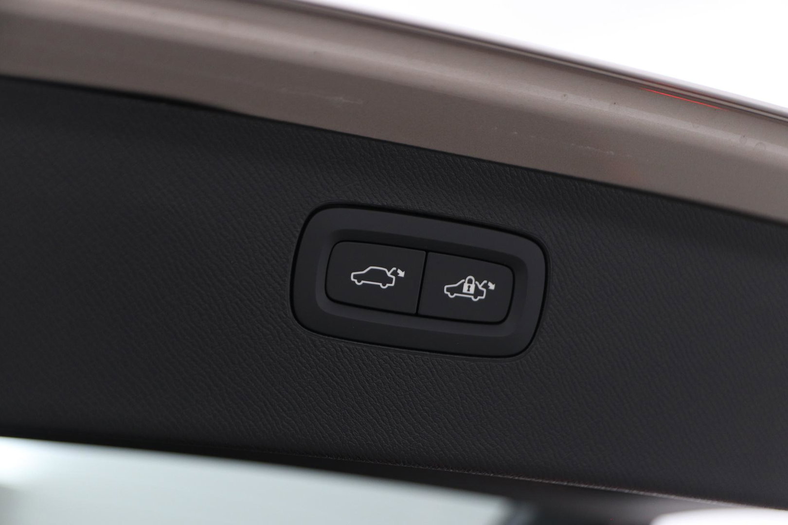 Volvo XC90 T8 Plug-in hybrid Ultra Dark | Bowers&Wilkins | Luchtvering | Massage | 22 Inch | Trekhaak | Head-Up