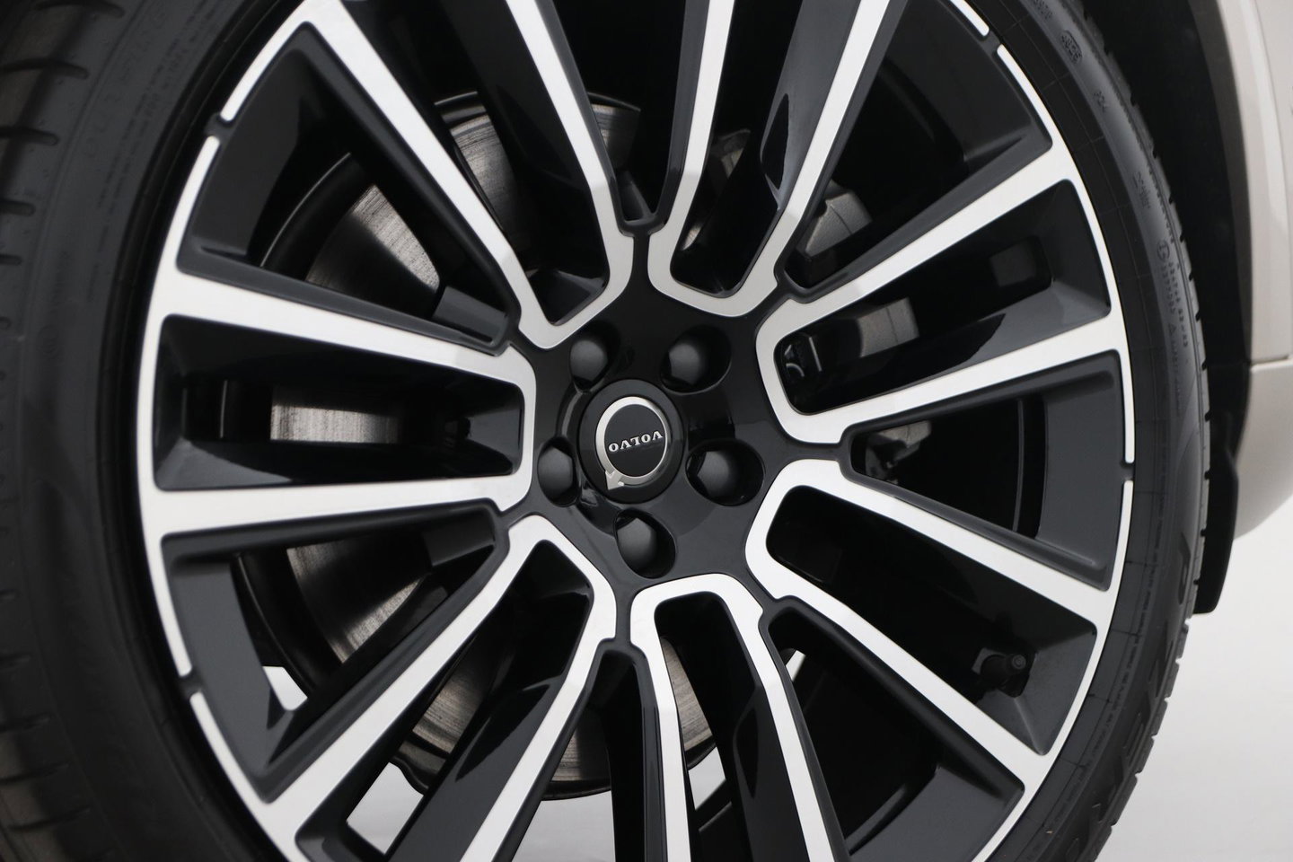 Volvo XC90 T8 Plug-in hybrid Ultra Dark | Bowers&Wilkins | Luchtvering | Massage | 22 Inch | Trekhaak | Head-Up