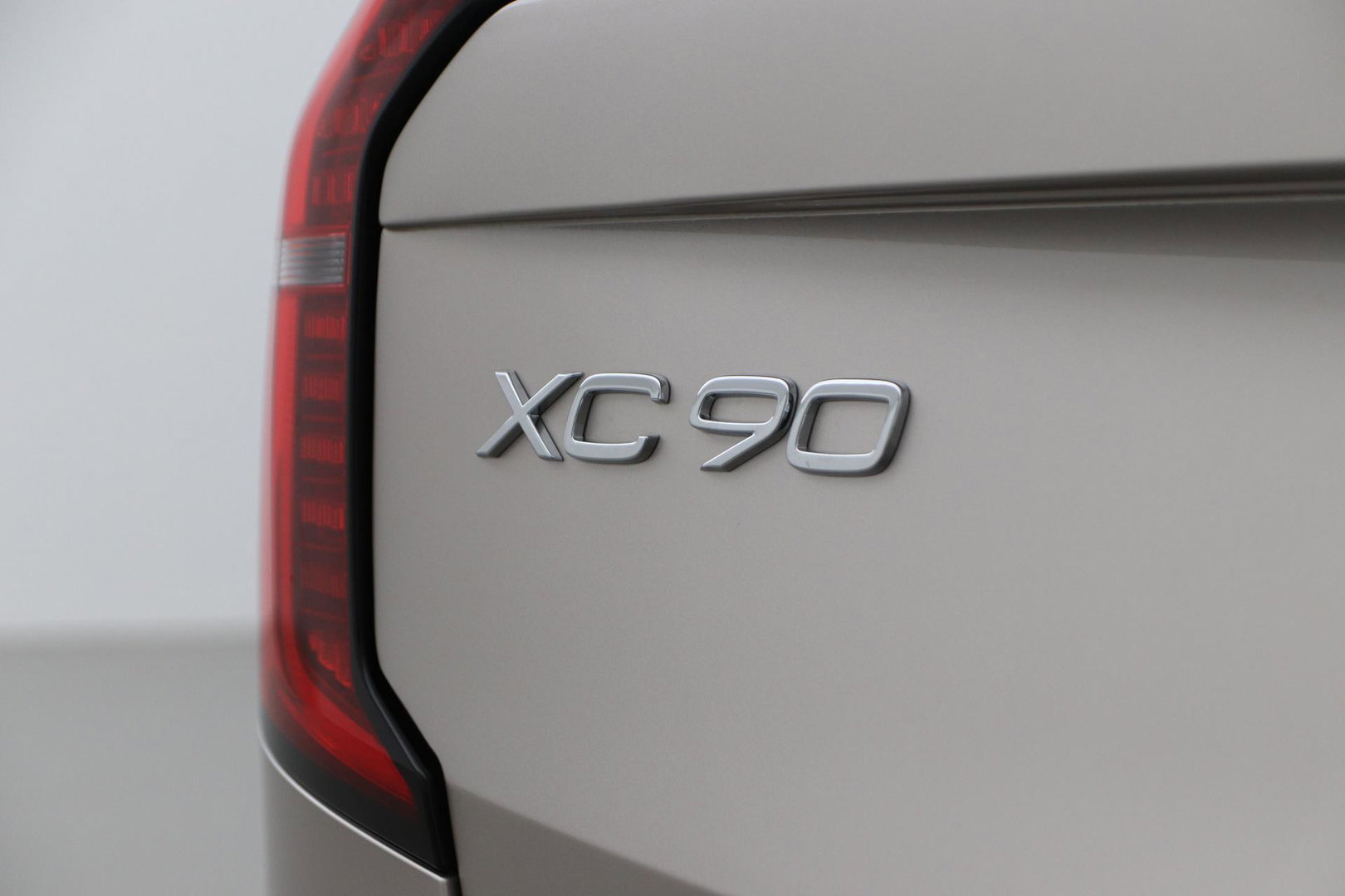 Volvo XC90 T8 Plug-in hybrid Ultra Dark | Bowers&Wilkins | Luchtvering | Massage | 22 Inch | Trekhaak | Head-Up