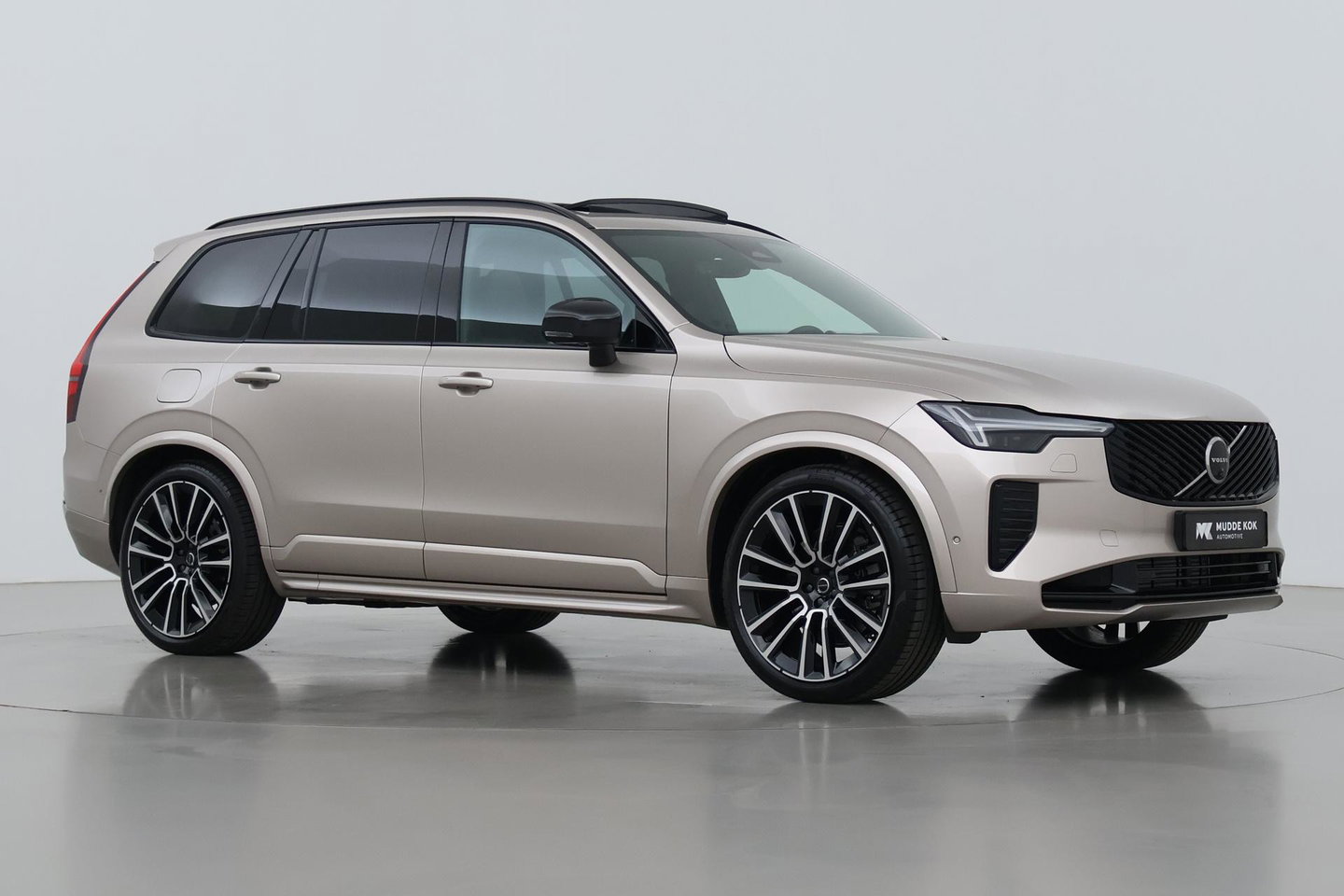 Volvo XC90 T8 Plug-in hybrid Ultra Dark | Bowers&Wilkins | Luchtvering | Massage | 22 Inch | Trekhaak | Head-Up