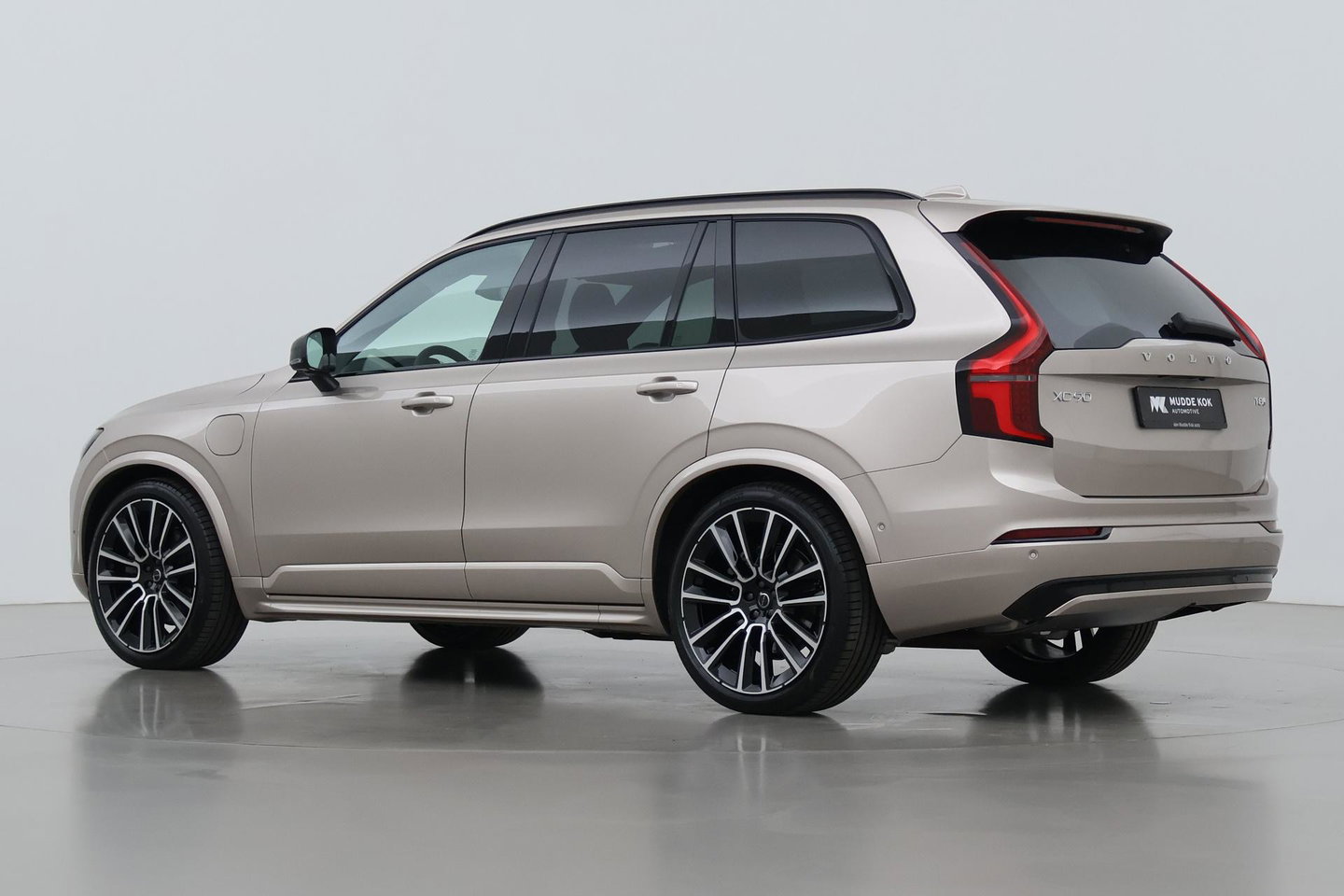 Volvo XC90 T8 Plug-in hybrid Ultra Dark | Bowers&Wilkins | Luchtvering | Massage | 22 Inch | Trekhaak | Head-Up