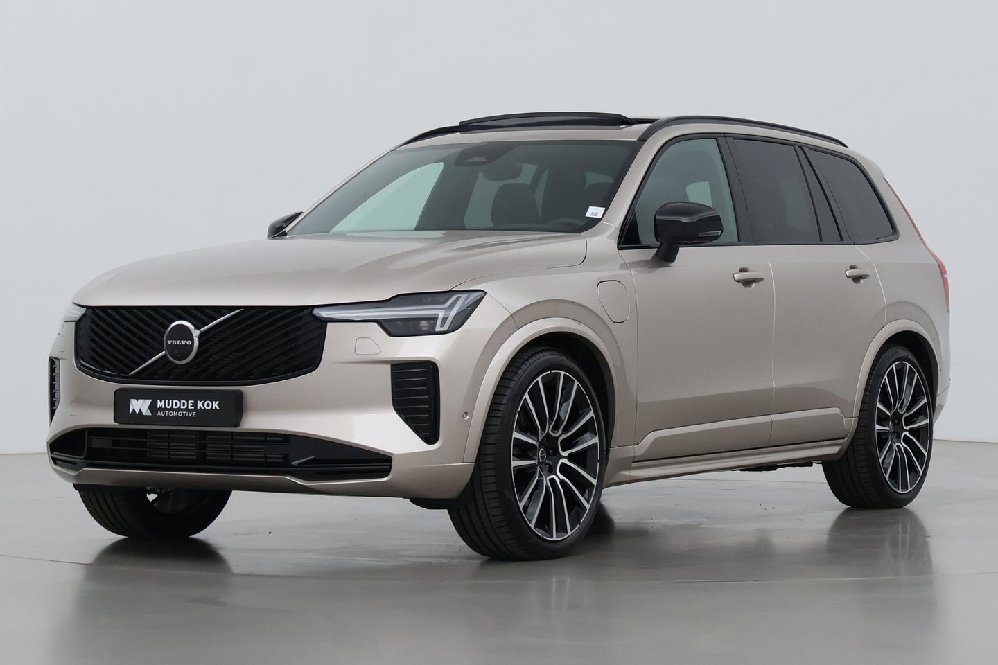 Volvo XC90 T8 Plug-in hybrid Ultra Dark | Bowers&Wilkins | Luchtvering | Massage | 22 Inch | Trekhaak | Head-Up