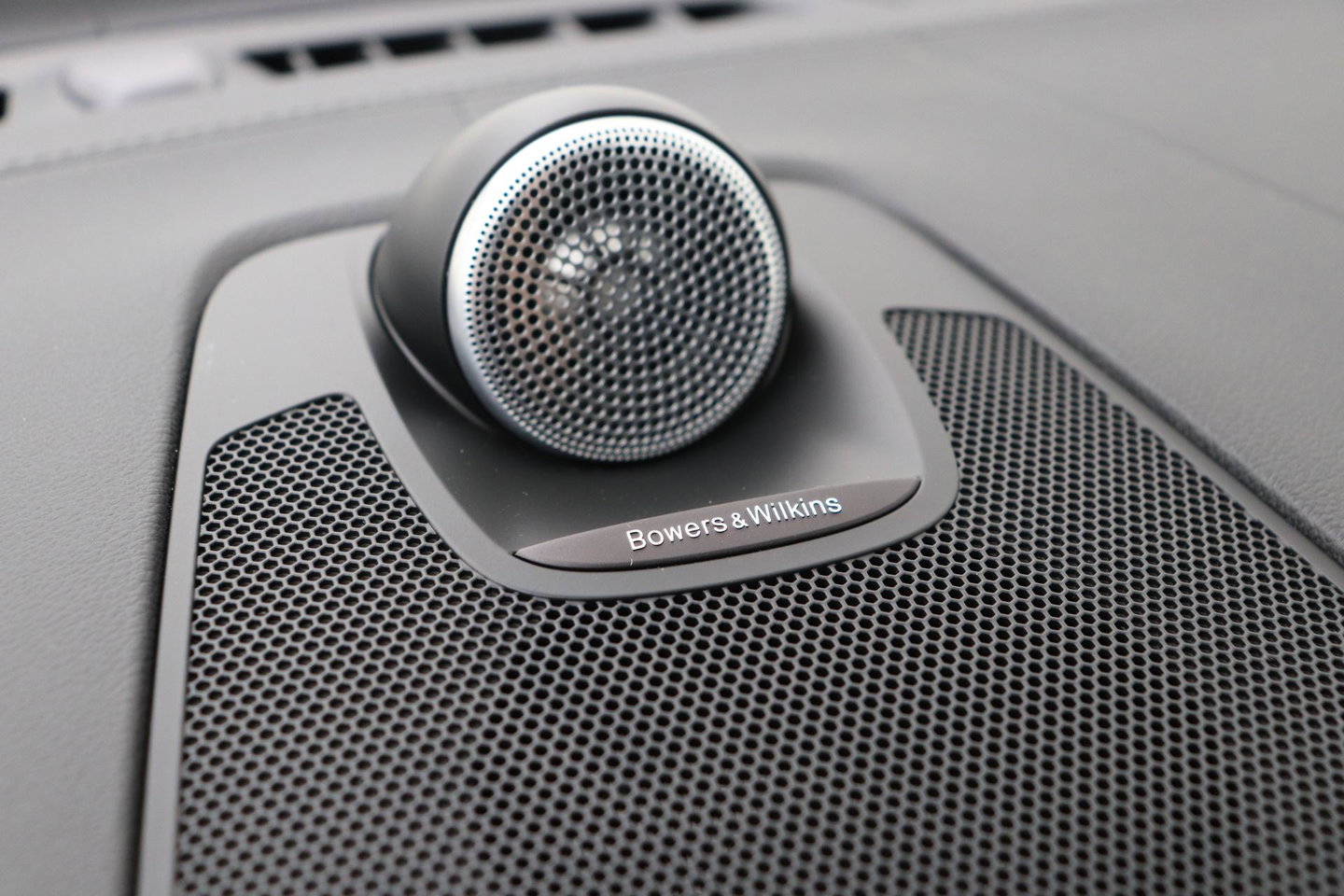 Volvo XC60 T8 Plug-in hybrid Ultra Black Edition | HEICO Sportiv | Luchtvering | Bowers&Wilkins | Panoramadak | Head-Up