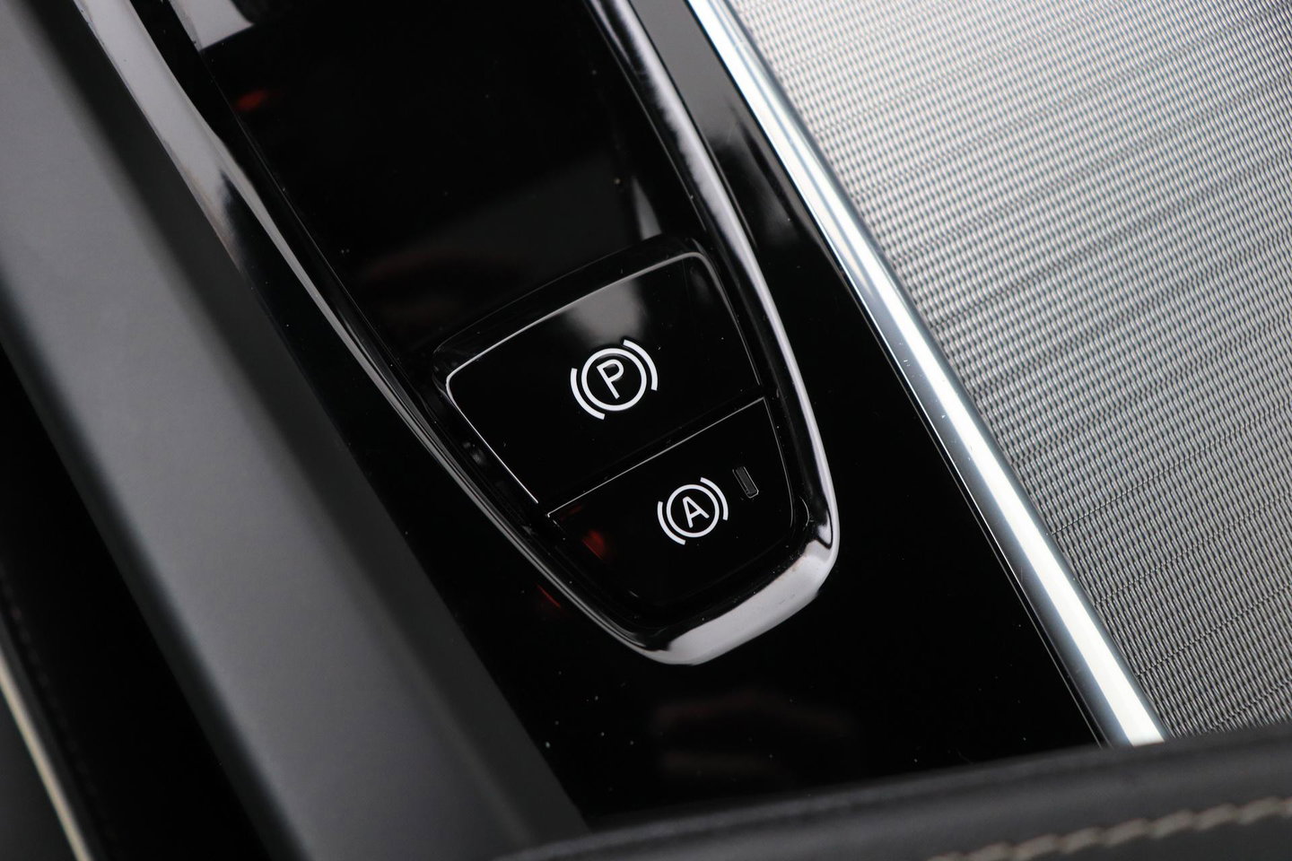 Volvo XC60 T8 Plug-in hybrid Ultra Black Edition | HEICO Sportiv | Luchtvering | Bowers&Wilkins | Panoramadak | Head-Up
