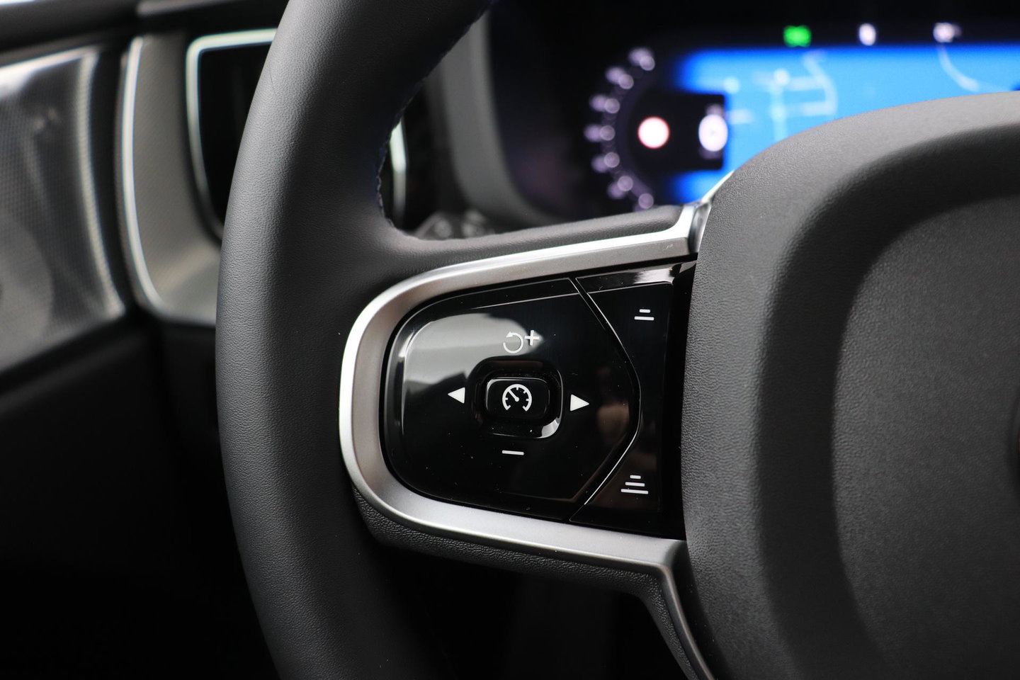Volvo XC60 T8 Plug-in hybrid Ultra Black Edition | HEICO Sportiv | Luchtvering | Bowers&Wilkins | Panoramadak | Head-Up