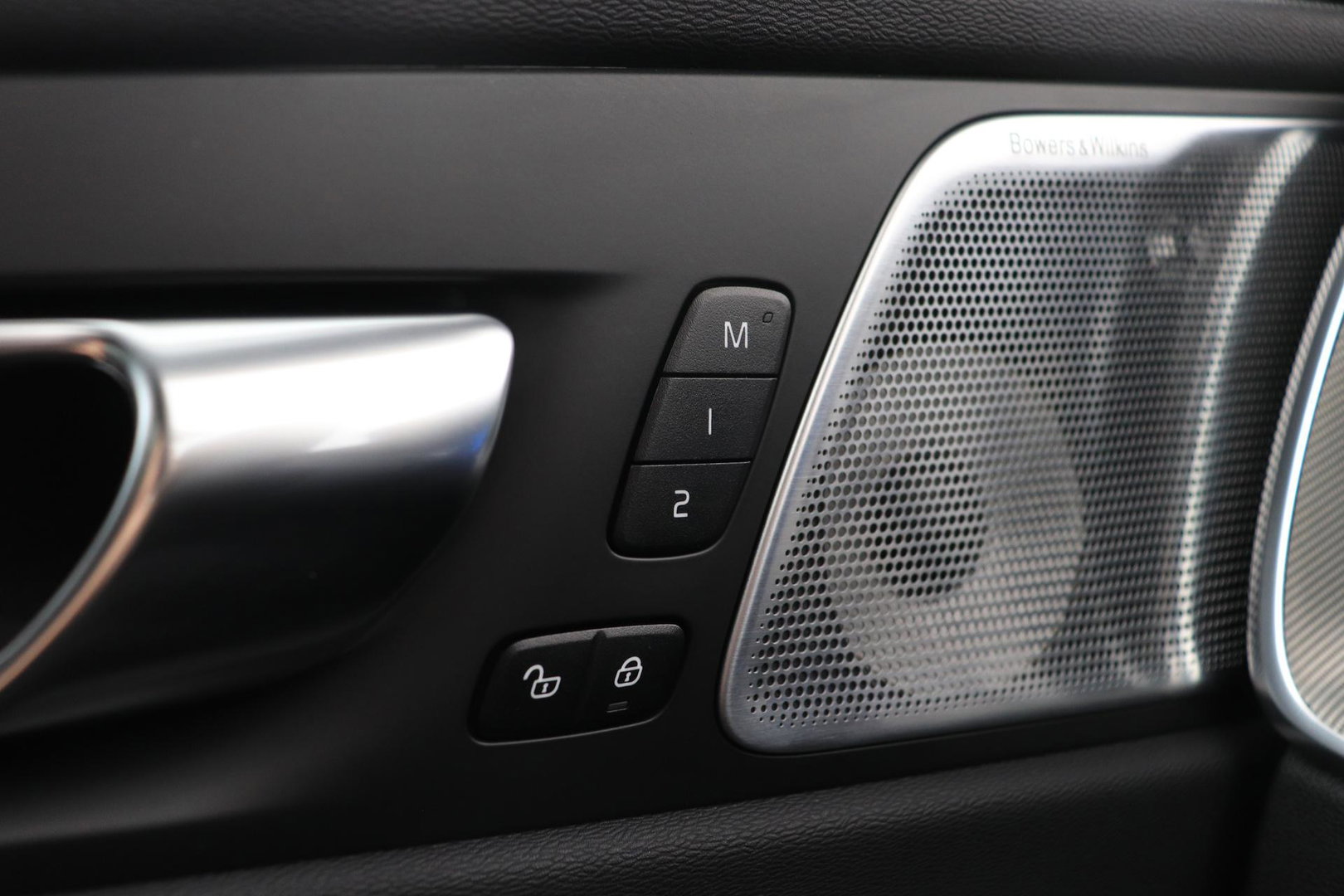 Volvo XC60 T8 Plug-in hybrid Ultra Black Edition | HEICO Sportiv | Luchtvering | Bowers&Wilkins | Panoramadak | Head-Up