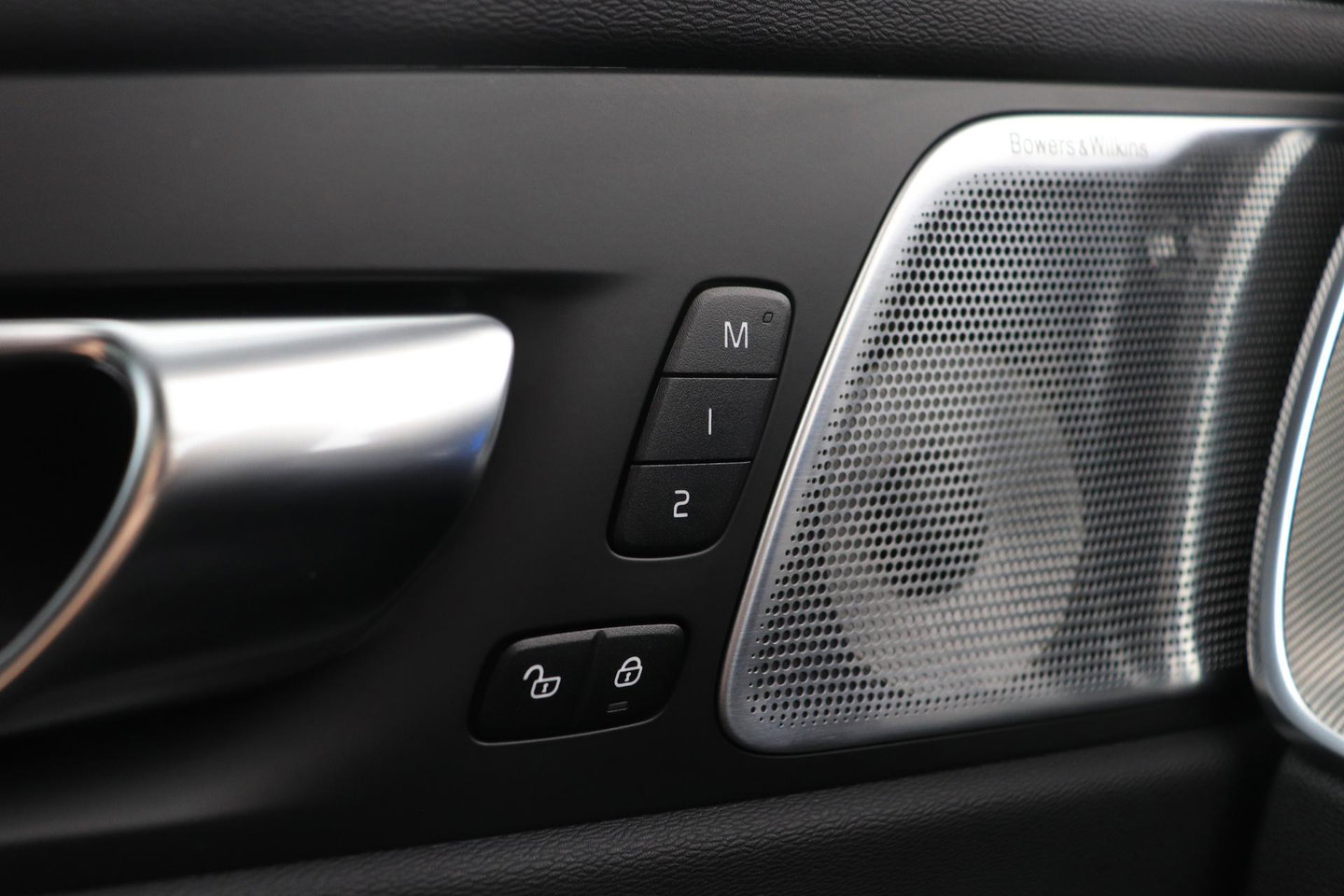 Volvo XC60 T8 Plug-in hybrid Ultra Black Edition | HEICO Sportiv | Luchtvering | Bowers&Wilkins | Panoramadak | Head-Up