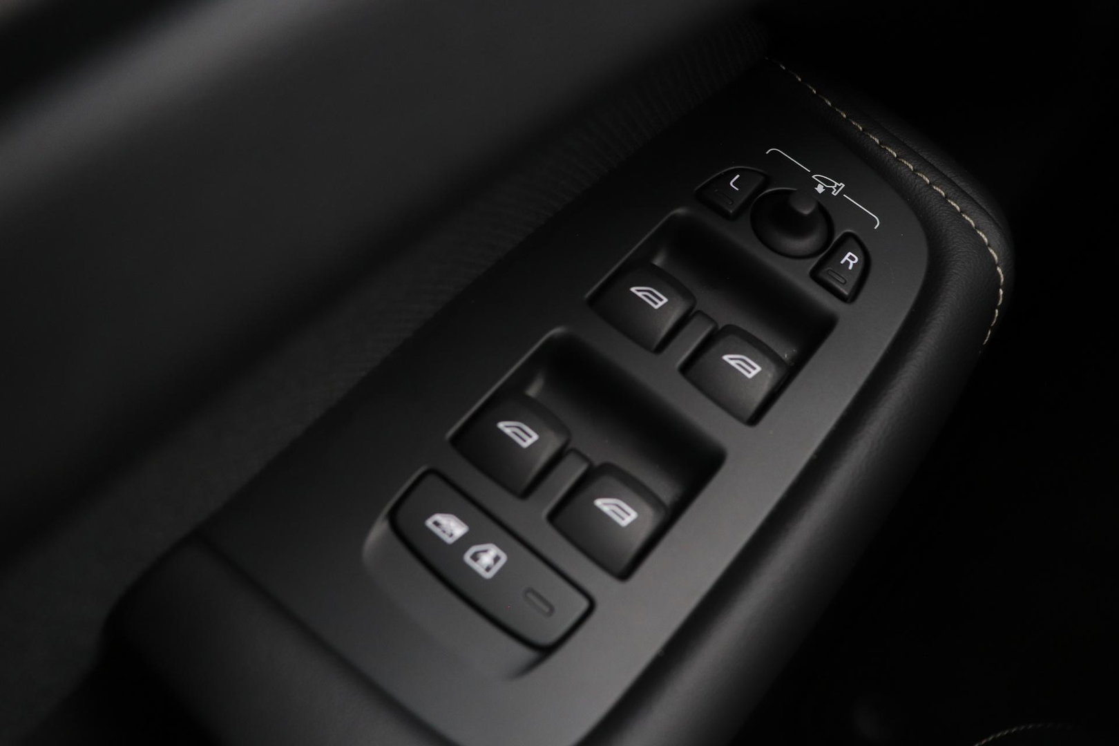 Volvo XC60 T8 Plug-in hybrid Ultra Black Edition | HEICO Sportiv | Luchtvering | Bowers&Wilkins | Panoramadak | Head-Up