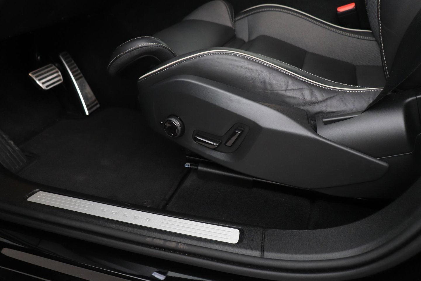 Volvo XC60 T8 Plug-in hybrid Ultra Black Edition | HEICO Sportiv | Luchtvering | Bowers&Wilkins | Panoramadak | Head-Up