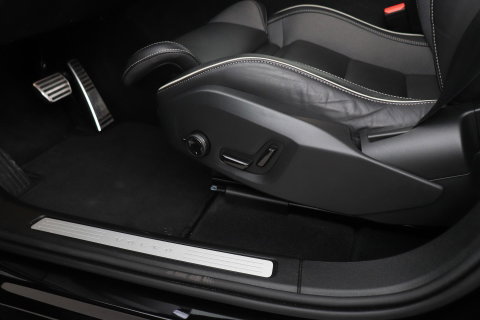Volvo XC60 T8 Plug-in hybrid Ultra Black Edition | HEICO Sportiv | Luchtvering | Bowers&Wilkins | Panoramadak | Head-Up