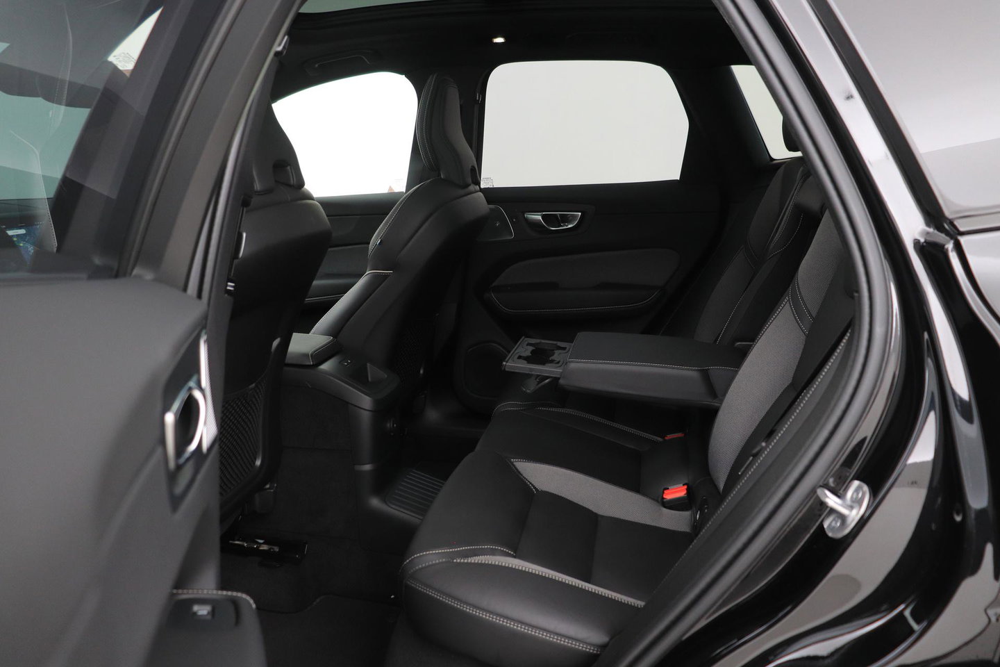 Volvo XC60 T8 Plug-in hybrid Ultra Black Edition | HEICO Sportiv | Luchtvering | Bowers&Wilkins | Panoramadak | Head-Up