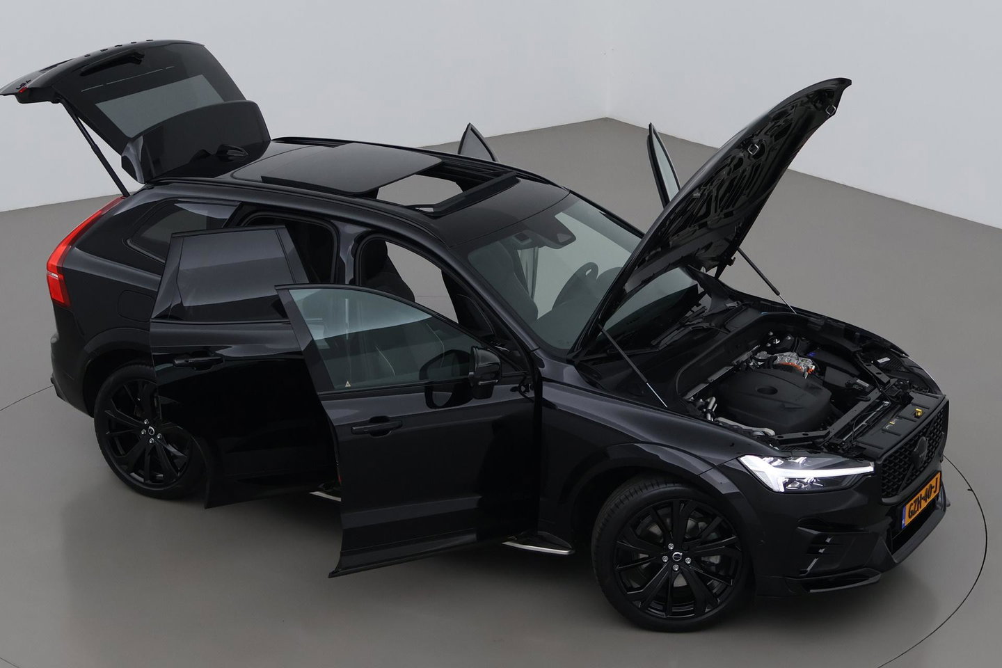 Volvo XC60 T8 Plug-in hybrid Ultra Black Edition | HEICO Sportiv | Luchtvering | Bowers&Wilkins | Panoramadak | Head-Up