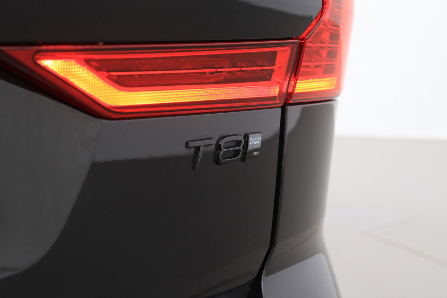 Volvo XC60 T8 Plug-in hybrid Ultra Black Edition | HEICO Sportiv | Luchtvering | Bowers&Wilkins | Panoramadak | Head-Up