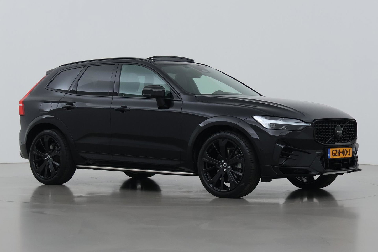Volvo XC60 T8 Plug-in hybrid Ultra Black Edition | HEICO Sportiv | Luchtvering | Bowers&Wilkins | Panoramadak | Head-Up