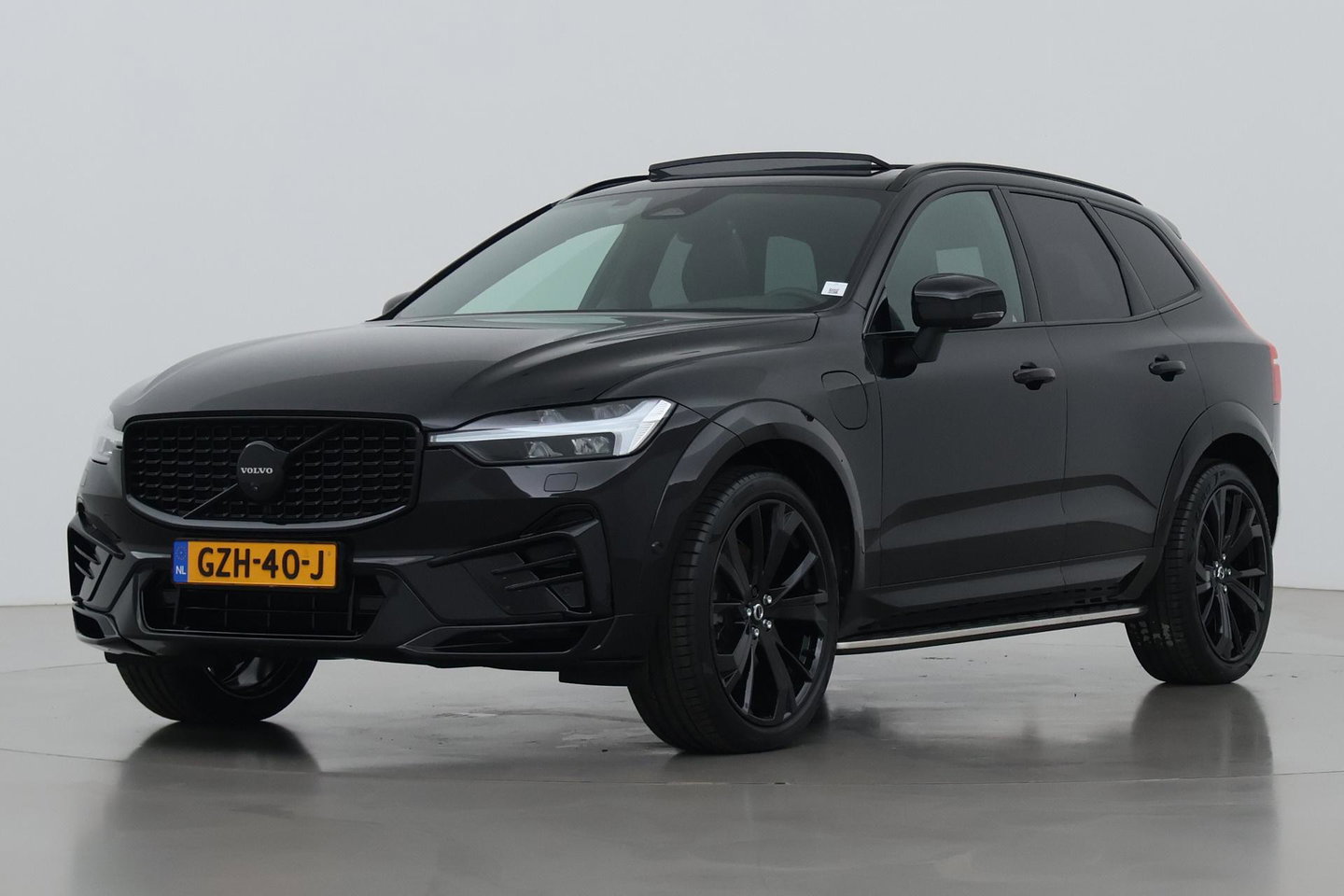 Volvo XC60 T8 Plug-in hybrid Ultra Black Edition | HEICO Sportiv | Luchtvering | Bowers&Wilkins | Panoramadak | Head-Up