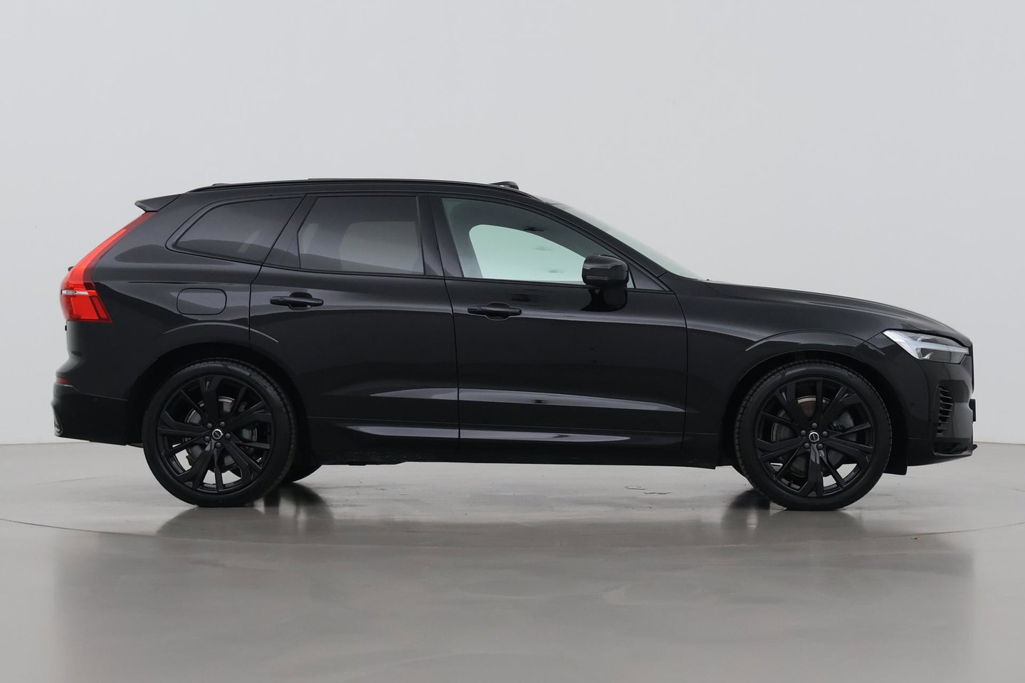 Volvo XC60 T6 Plug-in hybrid Ultra Black Edition | ACC | Luchtvering | Trekhaak | Bowers&Wilkins | 360° Camera | Stoelmassage | Panoramadak | Head-Up