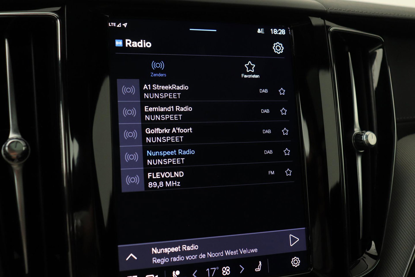 Volvo XC60 T6 Plug-in hybrid Ultra Black Edition | ACC | Luchtvering | Trekhaak | Bowers&Wilkins | 360° Camera | Stoelmassage | Panoramadak | Head-Up