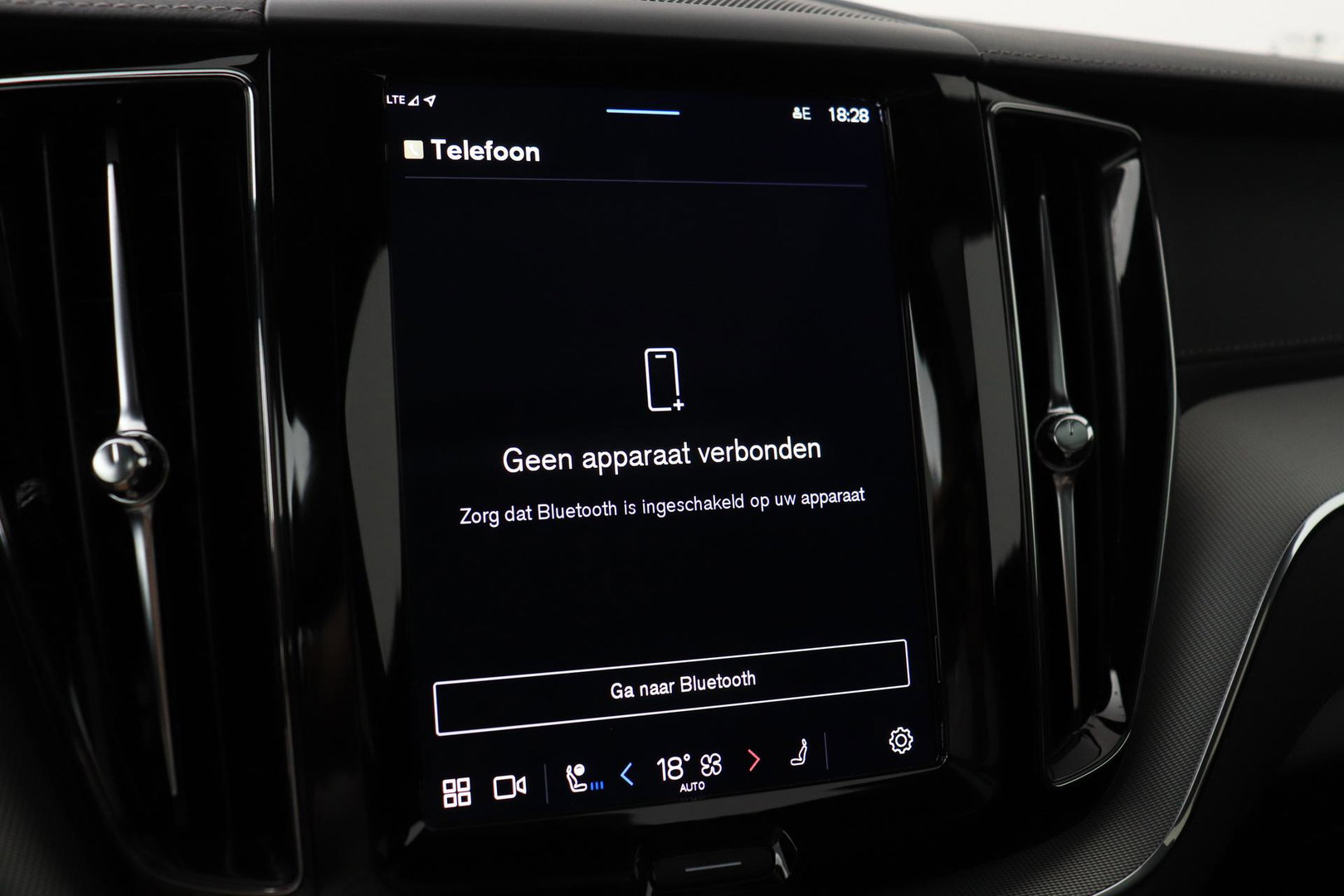 Volvo XC60 T6 Plug-in hybrid Ultra Black Edition | ACC | Luchtvering | Trekhaak | Bowers&Wilkins | 360° Camera | Stoelmassage | Panoramadak | Head-Up