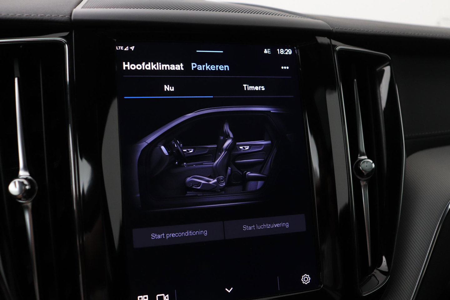 Volvo XC60 T6 Plug-in hybrid Ultra Black Edition | ACC | Luchtvering | Trekhaak | Bowers&Wilkins | 360° Camera | Stoelmassage | Panoramadak | Head-Up