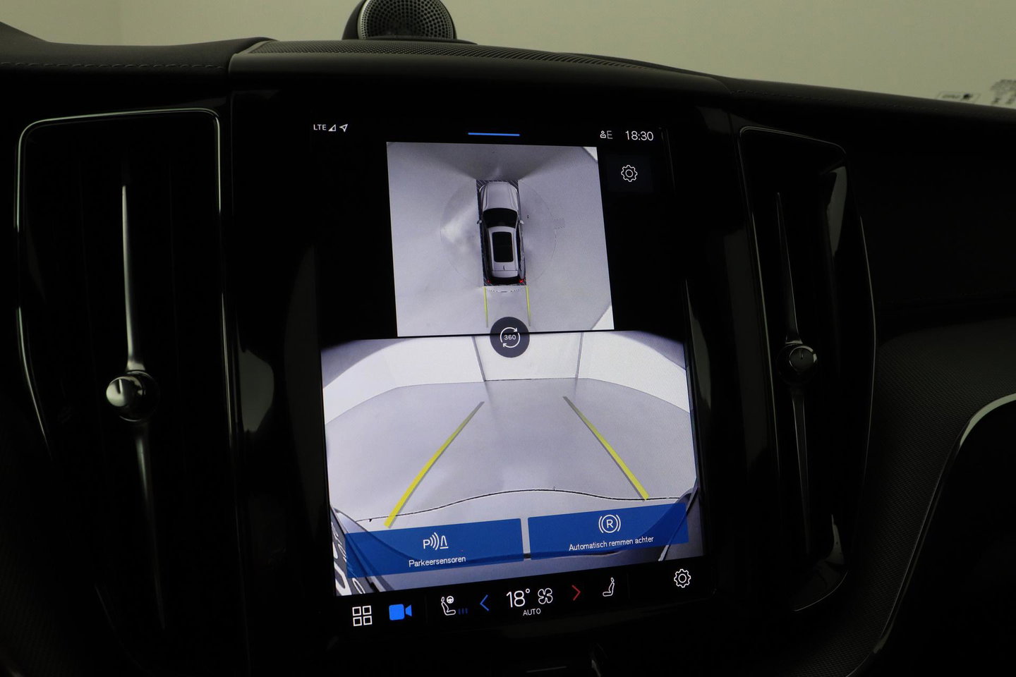 Volvo XC60 T6 Plug-in hybrid Ultra Black Edition | ACC | Luchtvering | Trekhaak | Bowers&Wilkins | 360° Camera | Stoelmassage | Panoramadak | Head-Up