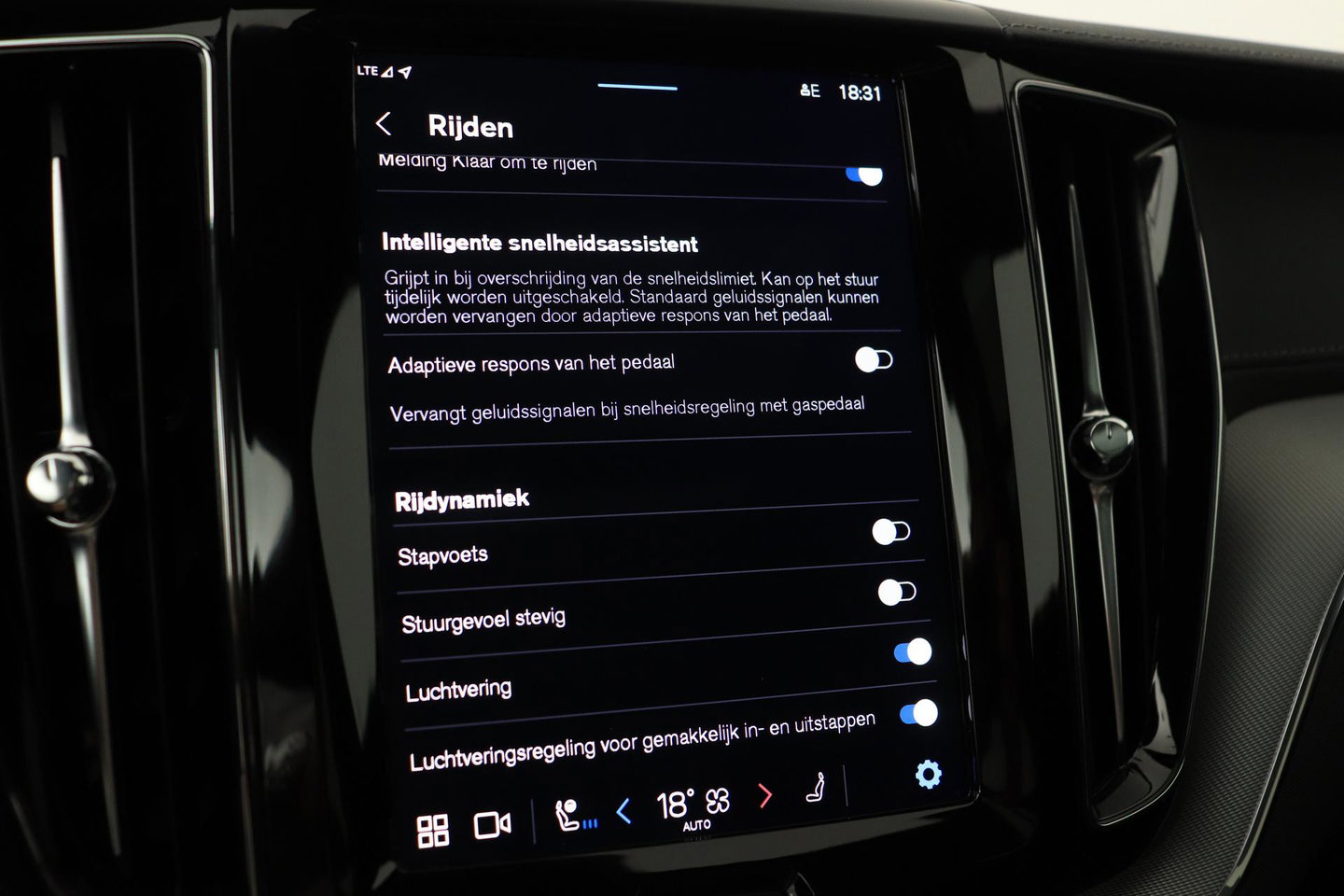 Volvo XC60 T6 Plug-in hybrid Ultra Black Edition | ACC | Luchtvering | Trekhaak | Bowers&Wilkins | 360° Camera | Stoelmassage | Panoramadak | Head-Up