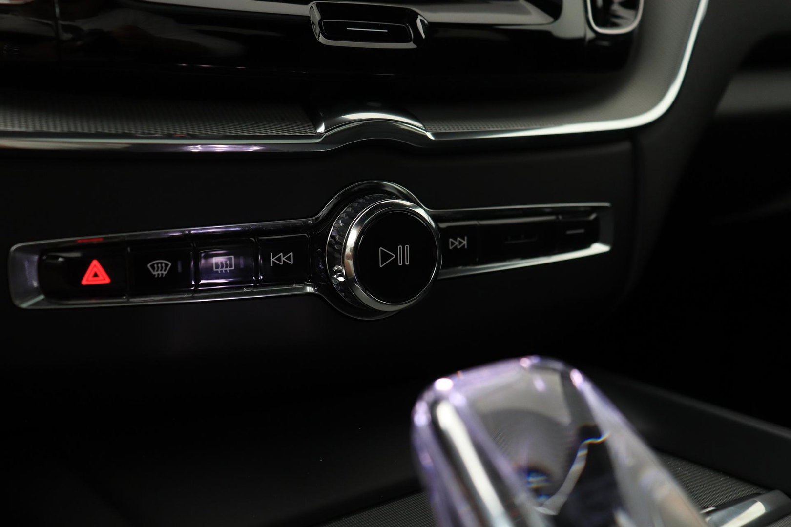 Volvo XC60 T6 Plug-in hybrid Ultra Black Edition | ACC | Luchtvering | Trekhaak | Bowers&Wilkins | 360° Camera | Stoelmassage | Panoramadak | Head-Up