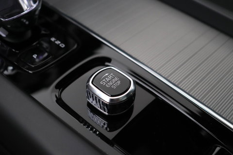 Volvo XC60 T6 Plug-in hybrid Ultra Black Edition | ACC | Luchtvering | Trekhaak | Bowers&Wilkins | 360° Camera | Stoelmassage | Panoramadak | Head-Up