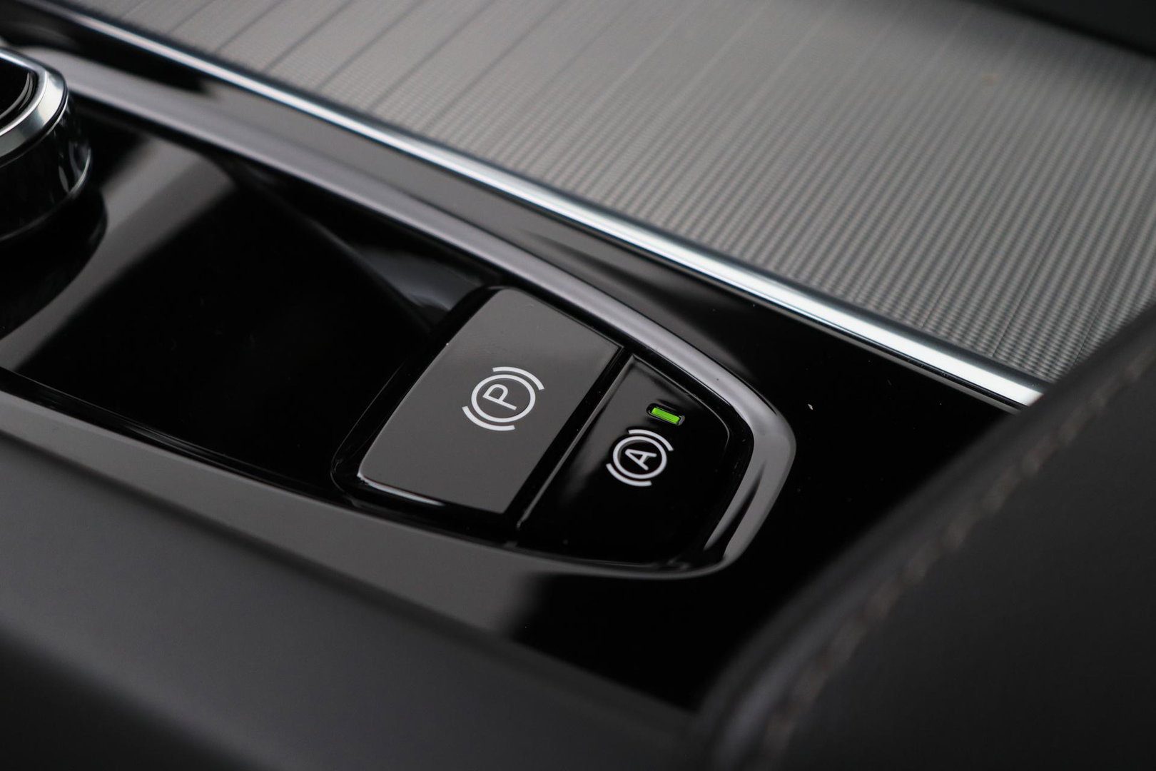 Volvo XC60 T6 Plug-in hybrid Ultra Black Edition | ACC | Luchtvering | Trekhaak | Bowers&Wilkins | 360° Camera | Stoelmassage | Panoramadak | Head-Up