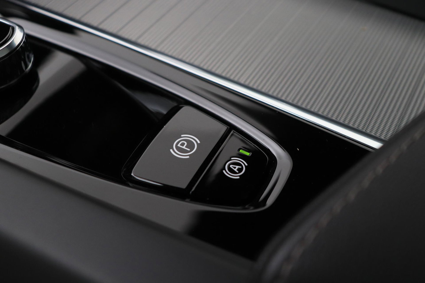 Volvo XC60 T6 Plug-in hybrid Ultra Black Edition | ACC | Luchtvering | Trekhaak | Bowers&Wilkins | 360° Camera | Stoelmassage | Panoramadak | Head-Up