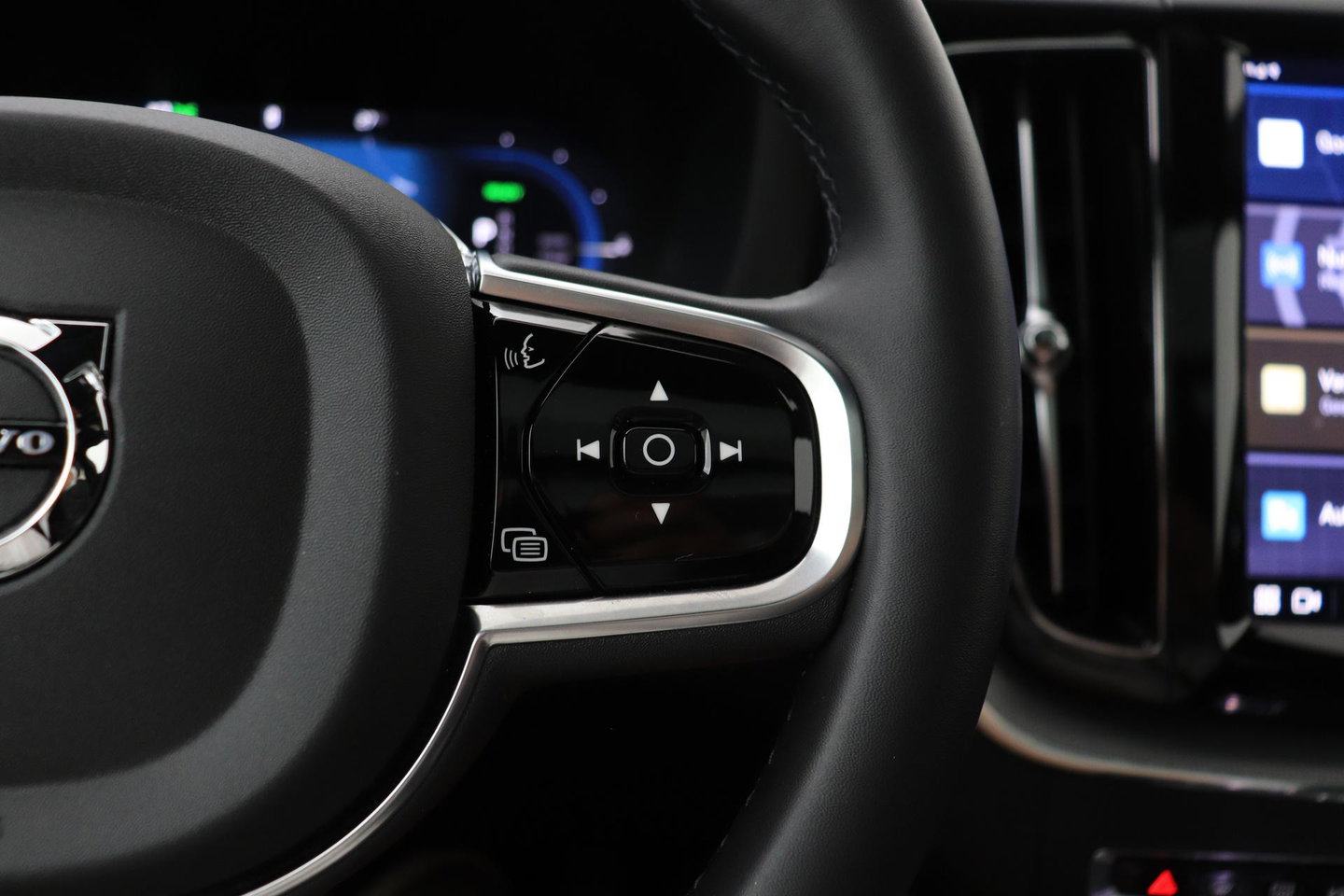 Volvo XC60 T6 Plug-in hybrid Ultra Black Edition | ACC | Luchtvering | Trekhaak | Bowers&Wilkins | 360° Camera | Stoelmassage | Panoramadak | Head-Up
