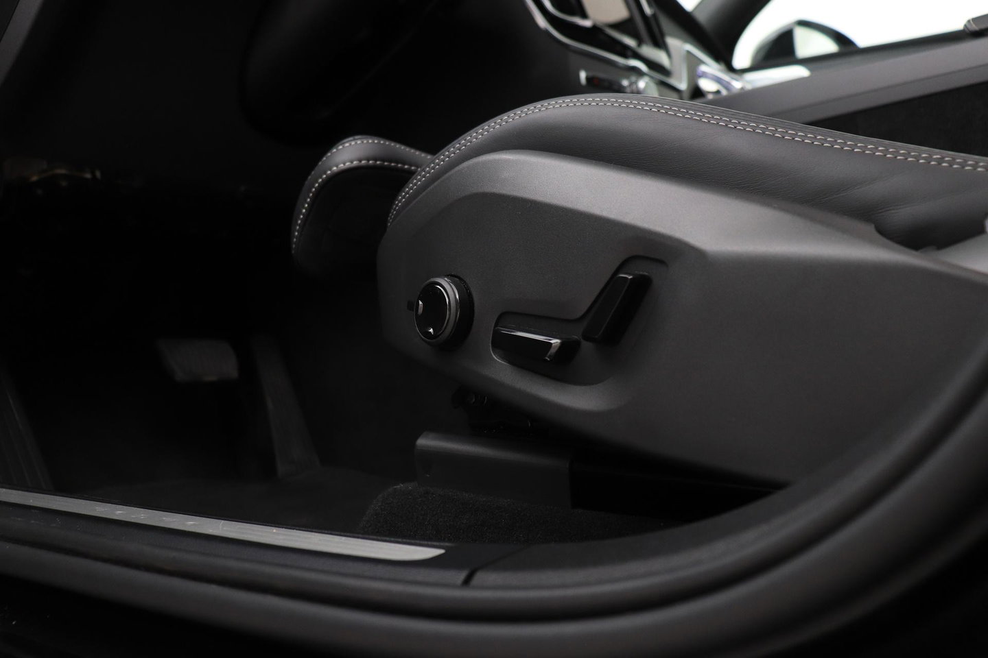 Volvo XC60 T6 Plug-in hybrid Ultra Black Edition | ACC | Luchtvering | Trekhaak | Bowers&Wilkins | 360° Camera | Stoelmassage | Panoramadak | Head-Up