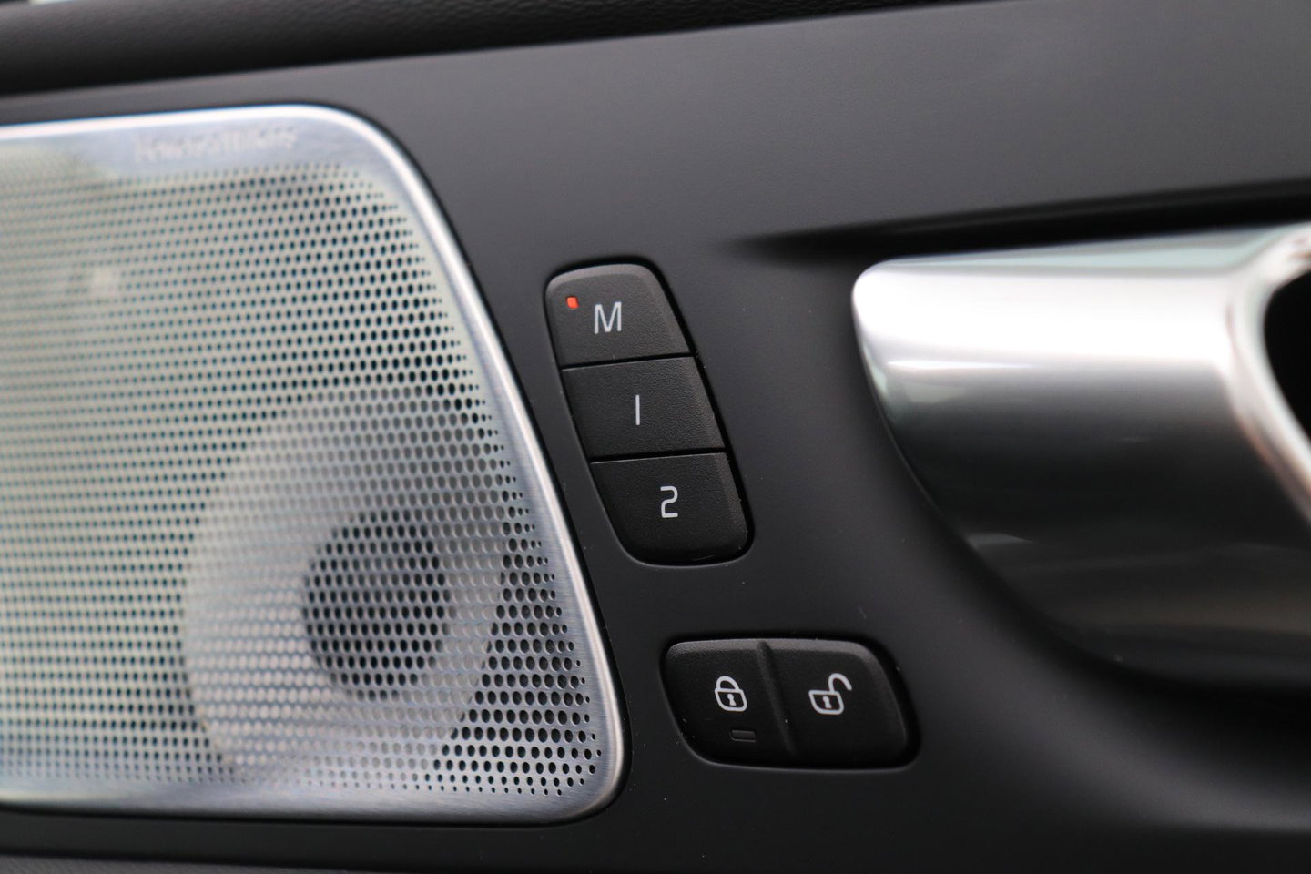 Volvo XC60 T6 Plug-in hybrid Ultra Black Edition | ACC | Luchtvering | Trekhaak | Bowers&Wilkins | 360° Camera | Stoelmassage | Panoramadak | Head-Up