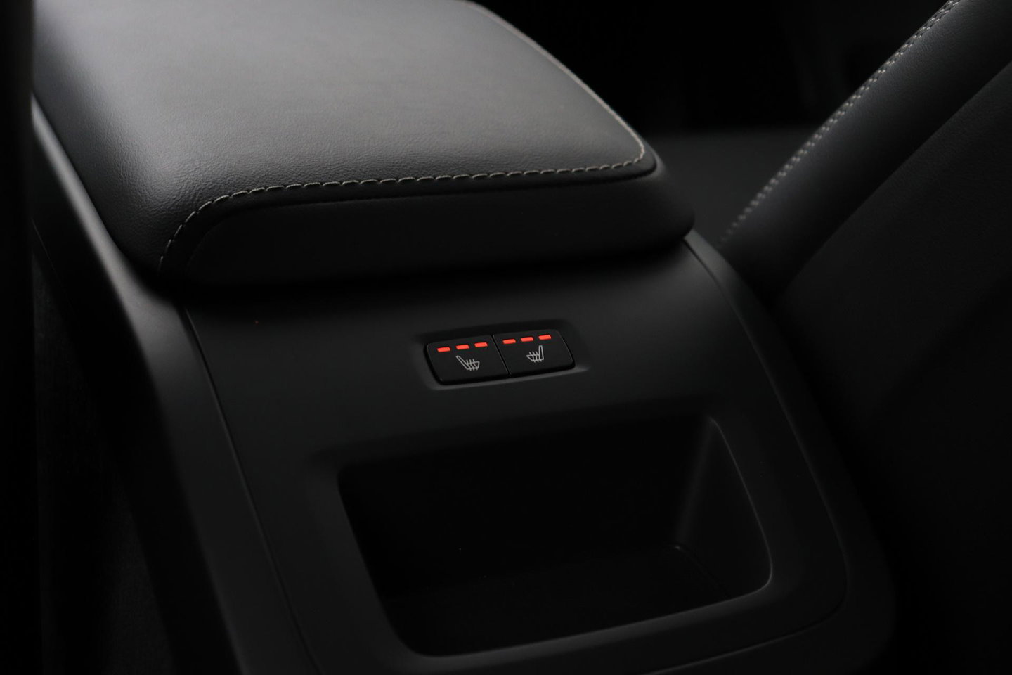 Volvo XC60 T6 Plug-in hybrid Ultra Black Edition | ACC | Luchtvering | Trekhaak | Bowers&Wilkins | 360° Camera | Stoelmassage | Panoramadak | Head-Up