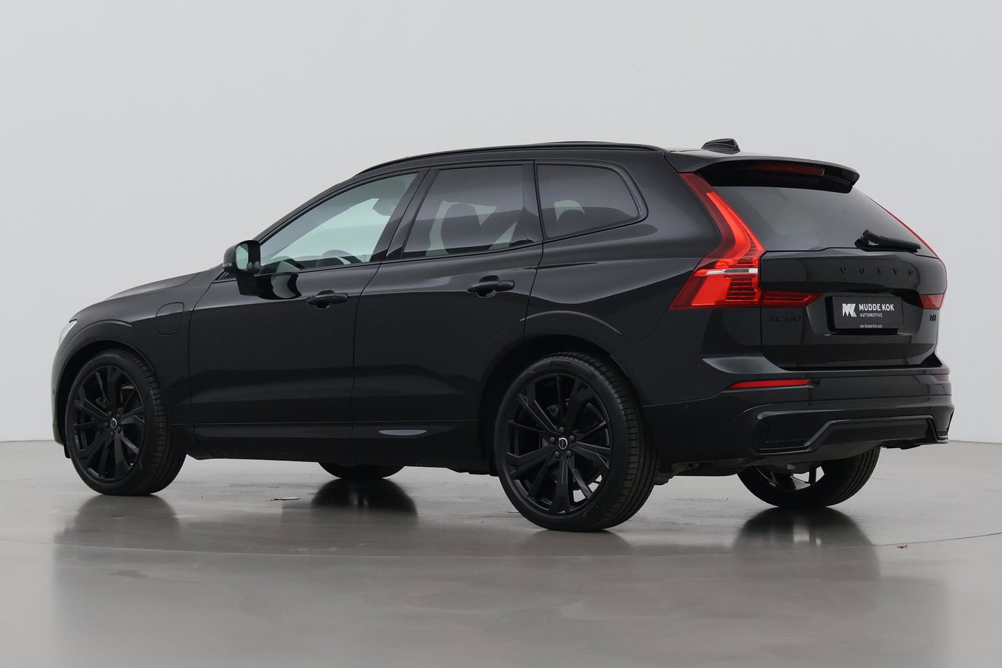Volvo XC60 T6 Plug-in hybrid Ultra Black Edition | ACC | Luchtvering | Trekhaak | Bowers&Wilkins | 360° Camera | Stoelmassage | Panoramadak | Head-Up
