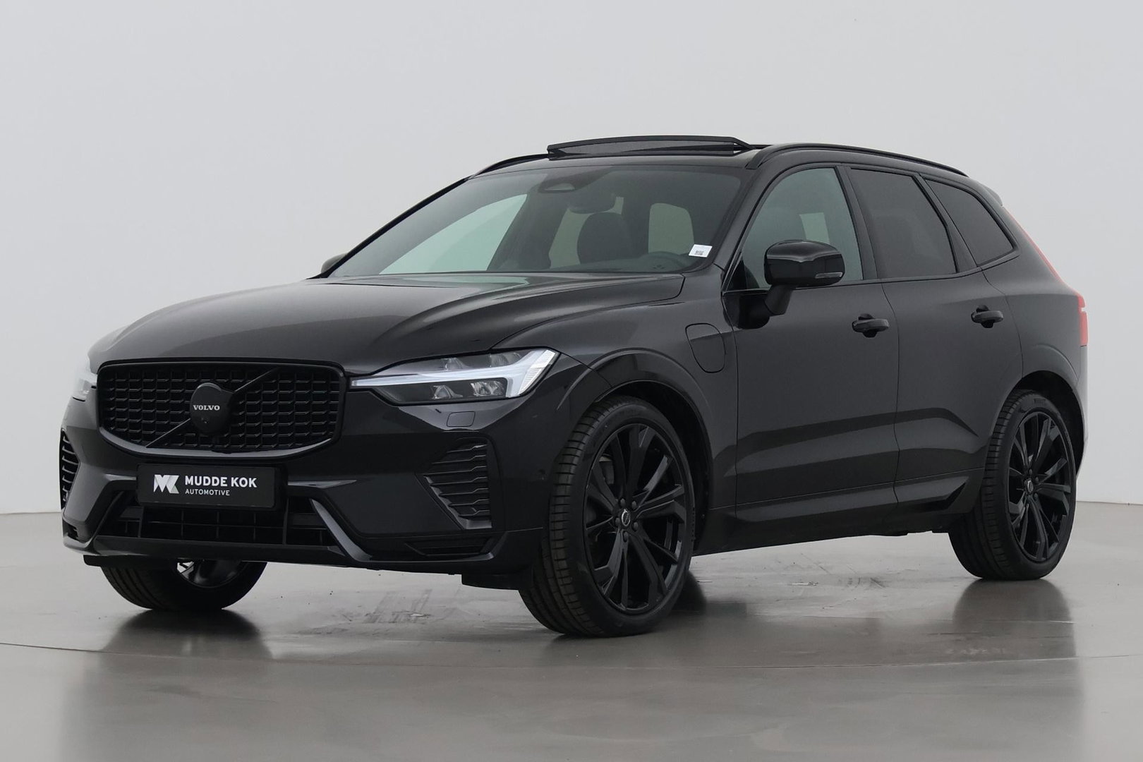 Volvo XC60 T6 Plug-in hybrid Ultra Black Edition | ACC | Luchtvering | Trekhaak | Bowers&Wilkins | 360° Camera | Stoelmassage | Panoramadak | Head-Up