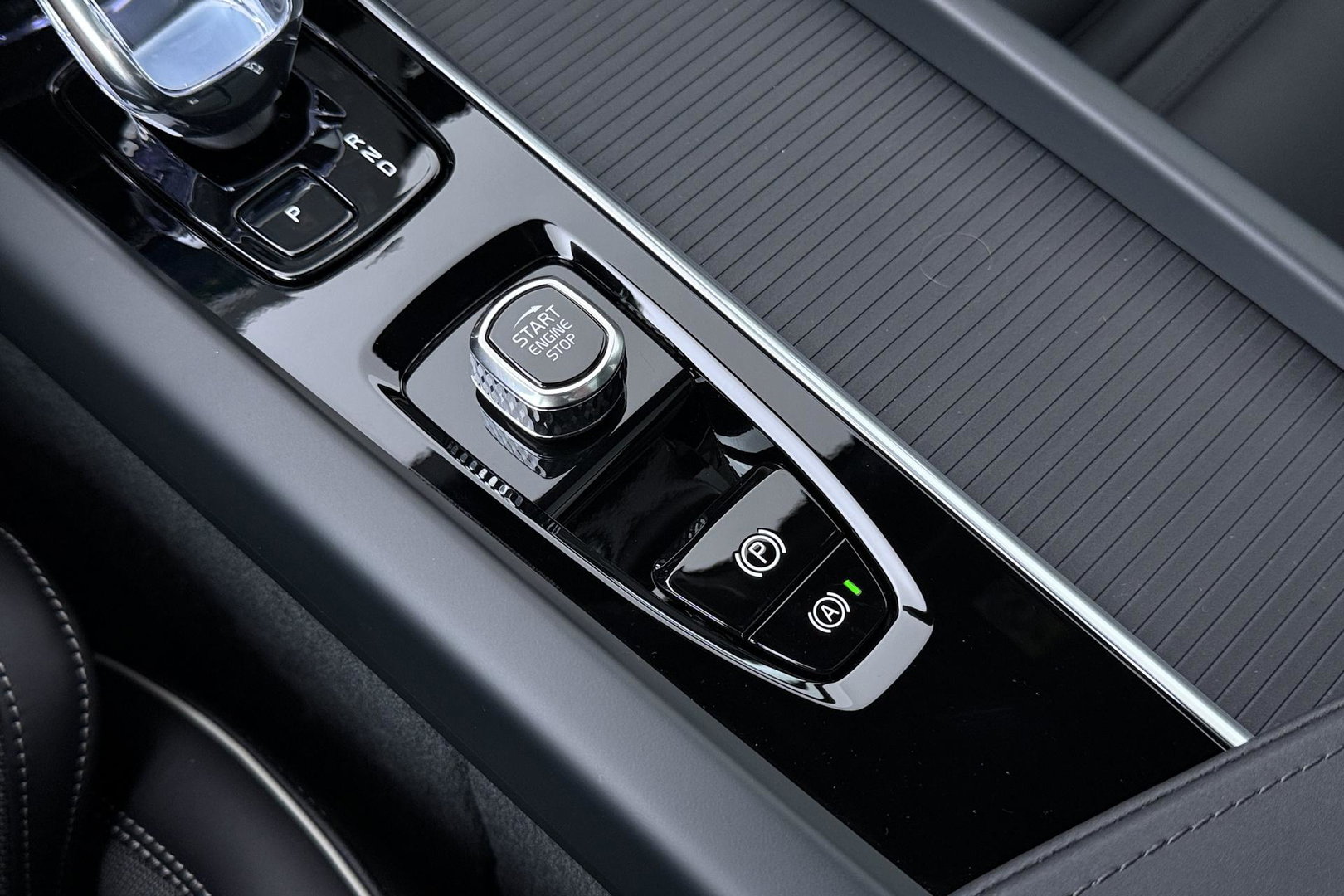 Volvo XC60 T8 Plug-in hybrid Plus Black Edition | ACC | Panoramdak | Head-Up | Trekhaak | Harman/Kardon | 360° Camera | 21 Inch