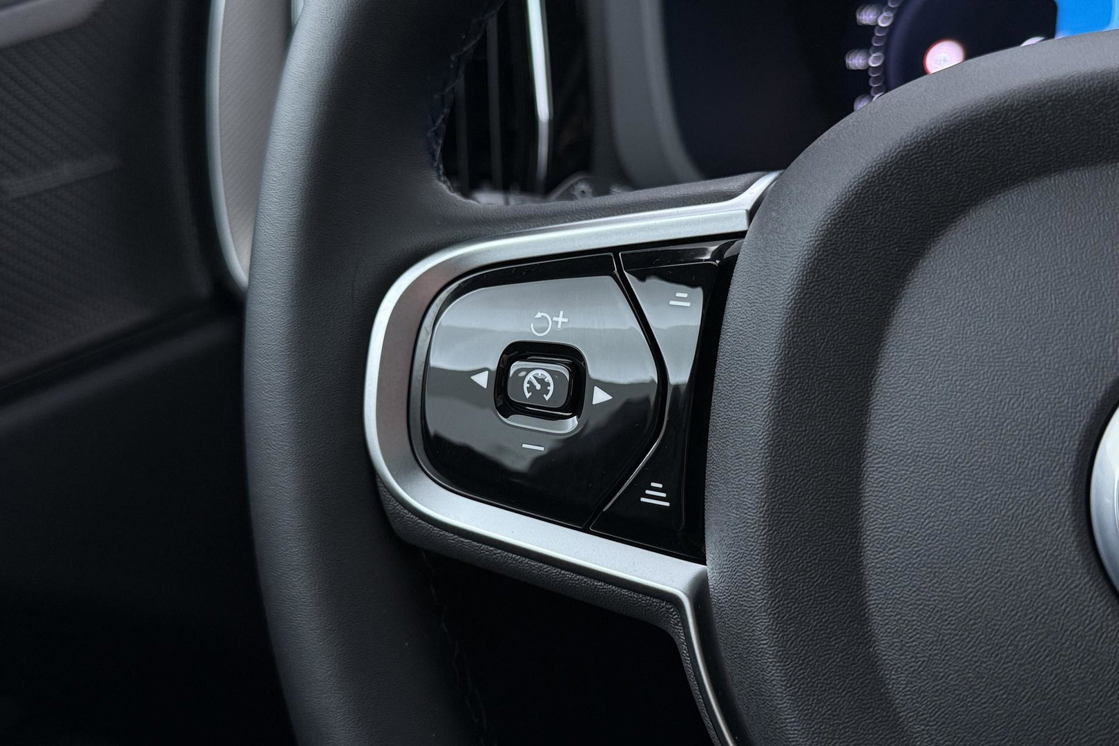 Volvo XC60 T8 Plug-in hybrid Plus Black Edition | ACC | Panoramdak | Head-Up | Trekhaak | Harman/Kardon | 360° Camera | 21 Inch