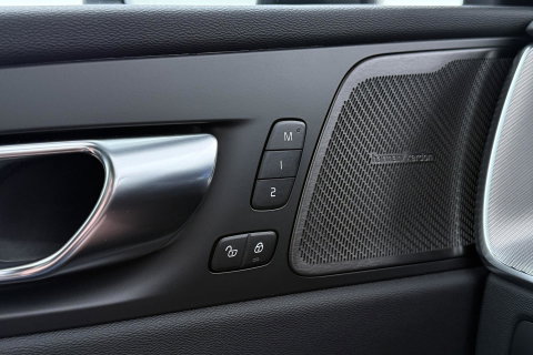 Volvo XC60 T8 Plug-in hybrid Plus Black Edition | ACC | Panoramdak | Head-Up | Trekhaak | Harman/Kardon | 360° Camera | 21 Inch