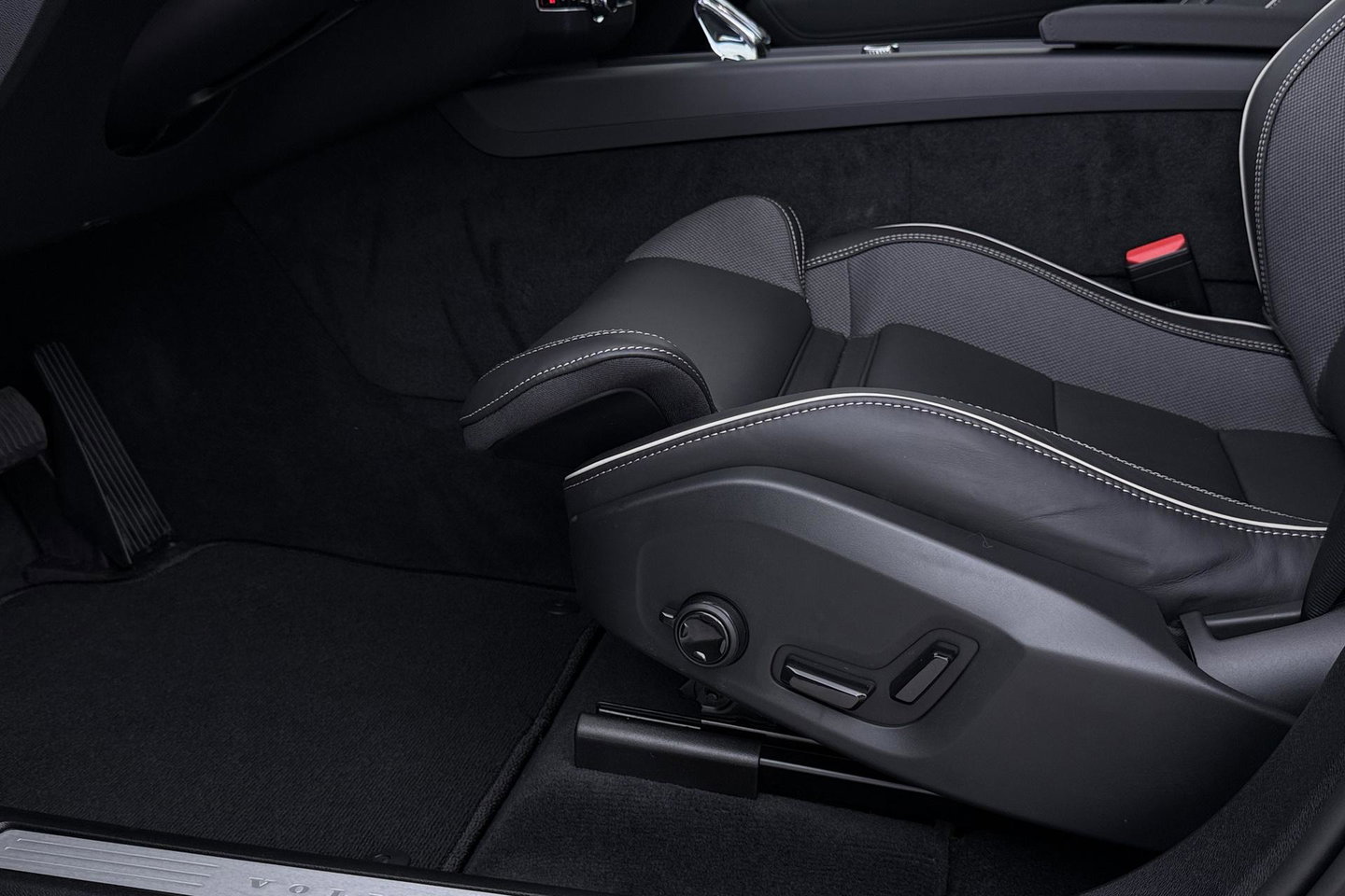 Volvo XC60 T8 Plug-in hybrid Plus Black Edition | ACC | Panoramdak | Head-Up | Trekhaak | Harman/Kardon | 360° Camera | 21 Inch