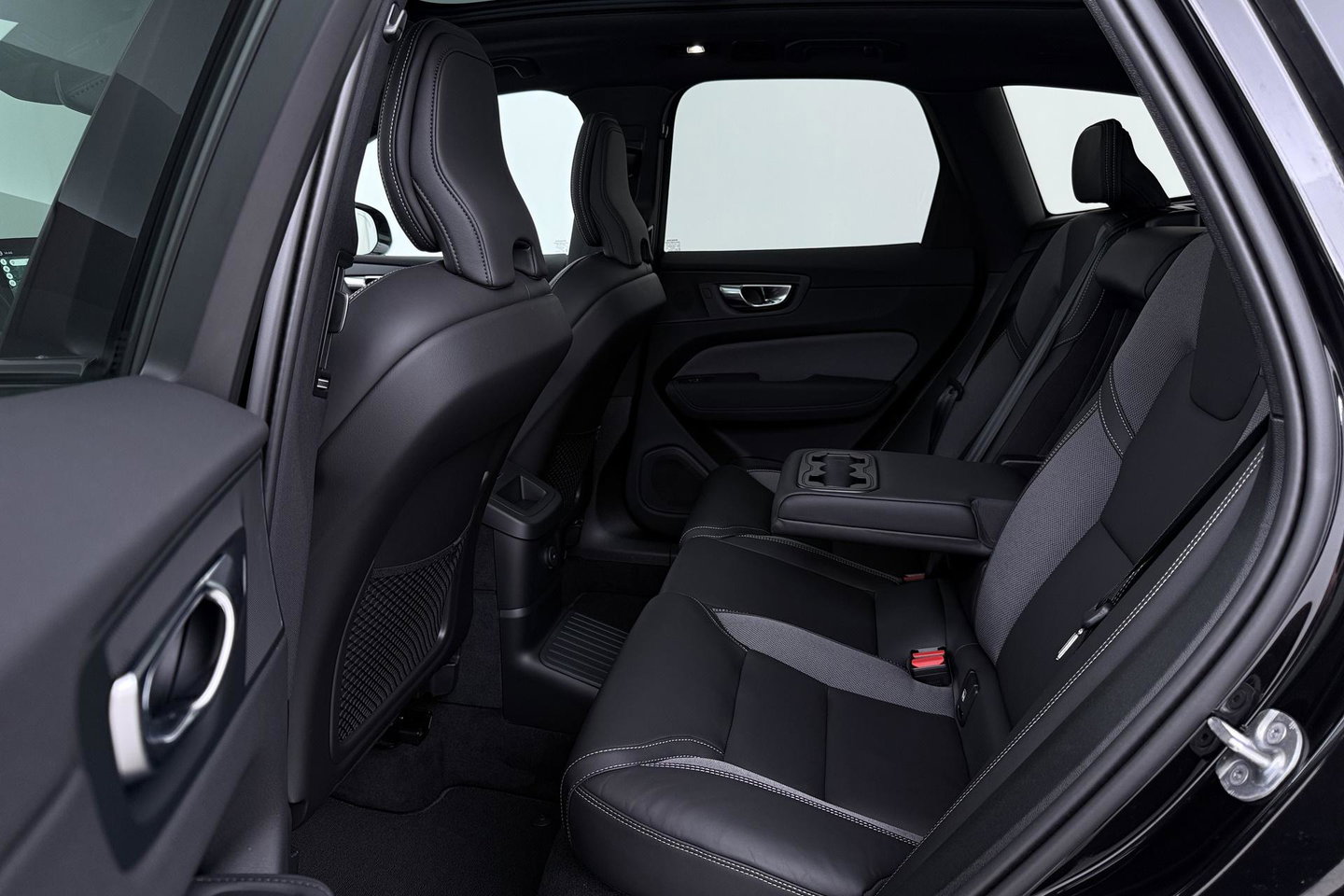 Volvo XC60 T8 Plug-in hybrid Plus Black Edition | ACC | Panoramdak | Head-Up | Trekhaak | Harman/Kardon | 360° Camera | 21 Inch