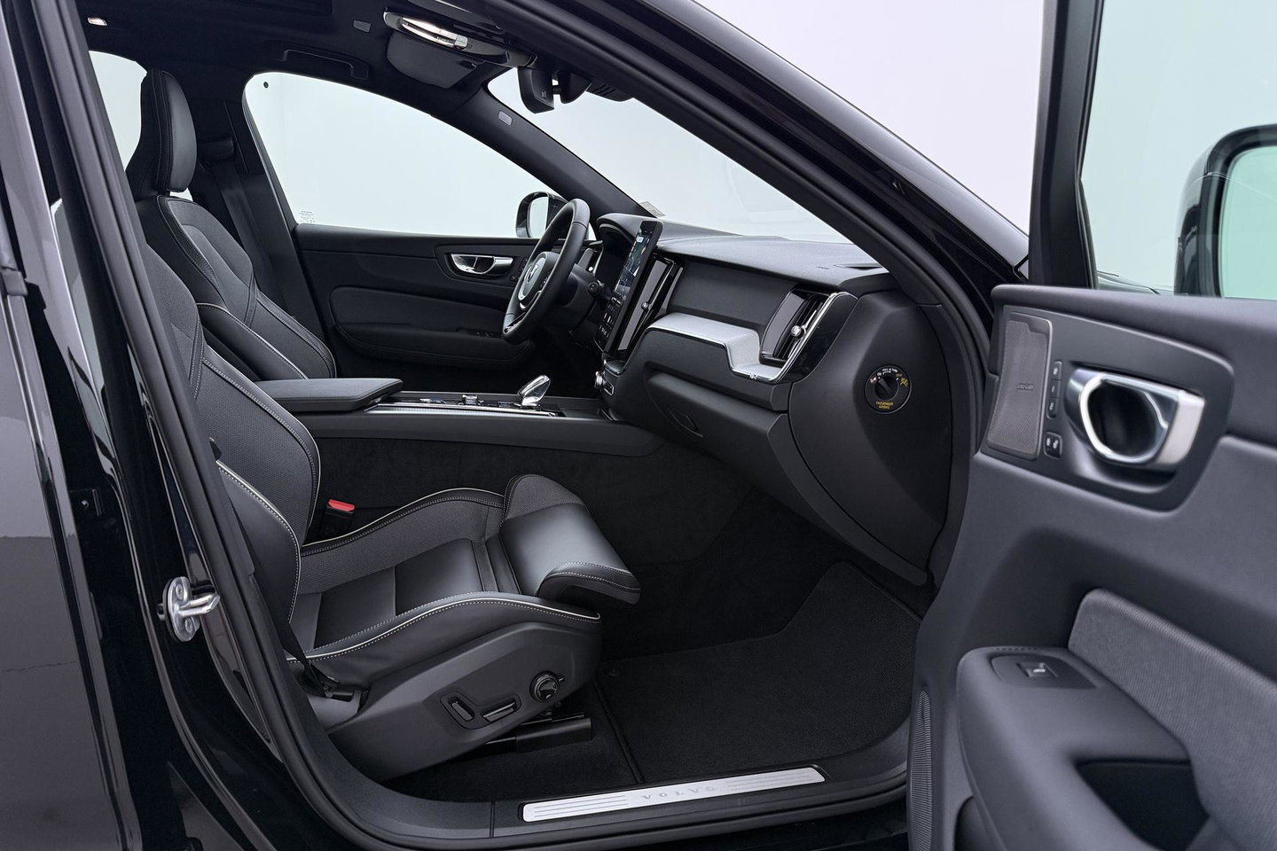 Volvo XC60 T8 Plug-in hybrid Plus Black Edition | ACC | Panoramdak | Head-Up | Trekhaak | Harman/Kardon | 360° Camera | 21 Inch